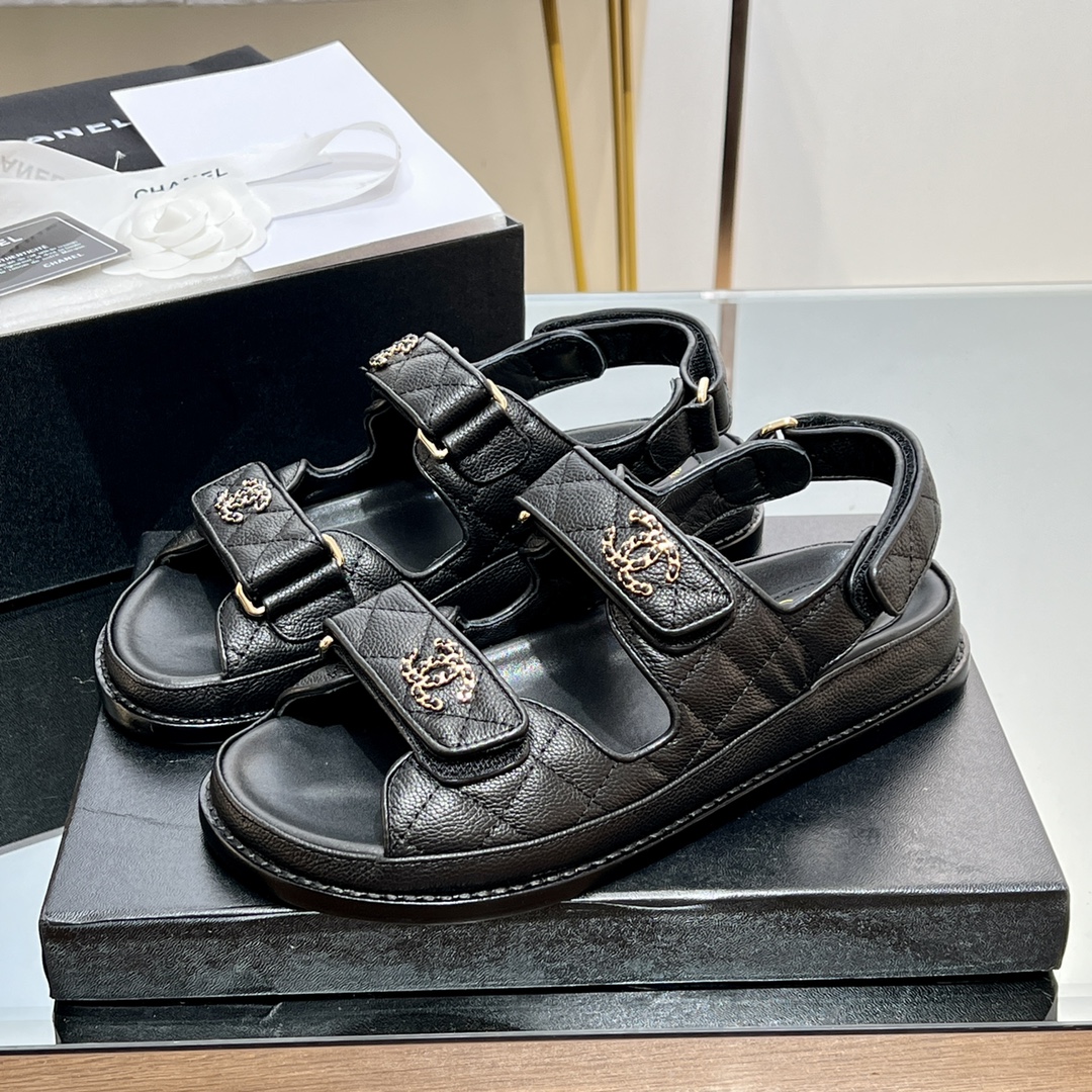 NO:386611,[Latest Series] 25ss Xiaoxiang CHANEL CHANEL counter mainly promotes Velcro beach sandals new color series, which is very beautiful!  Many celebrities are popular with each other, a versatile series that domestic and foreign bloggers have been popular. It is a must-have sandal for spring and summer wardrobe matching. The first choice for sandals. Velcro sandals that must be purchased this year are the simplest and most expensive versatile versatile artifact!  Super attractive!  The latest materials and design elements will be launched every quarter~ Velcro is easy to put on and take off at will, and the fabric is customized with original material upper, the texture is really good, and the foot binding feel is comfortable on the feet. The exquisite and fragrant logo hardware buckle is available in the mold!  Classic is not easy to get out of style!  Imported lambskin inside, thickened Italian leather sole!  size:35-39 (40, 41, 42 custom made without return) Give the latest counter and the latest exquisite packaging, sandals, chanel, chanel, sandals, sheepskin, Leather soles19860909【最新系列】 25ss 小香 CHANEL香奈儿专柜主推魔术贴沙滩凉鞋新色系列上新 美爆了！众多明星网红上脚,国内外博主刷爆的一个百搭系列,春夏衣橱搭配必备 凉鞋首选. 今年必须入手的魔术贴凉鞋,这款是最简单而且最贵的万能百搭神器！超级耐看哟！ 每一季度都会推出最新材质和设计元素～魔术贴轻松随意穿脱 面料订制原版材质鞋面,质感真的很好,上脚有舒适的裹脚感. 开模精致小香的logo五金扣！经典又不容易过时！ 内里进口小羊皮 加厚意大利真皮大底！ size:35-39（40,41,42订做不退换） 送最新专柜最新精美包装,凉鞋,chanel,chanel,sandals,sheepskin,Leather soles,Women's Shoes