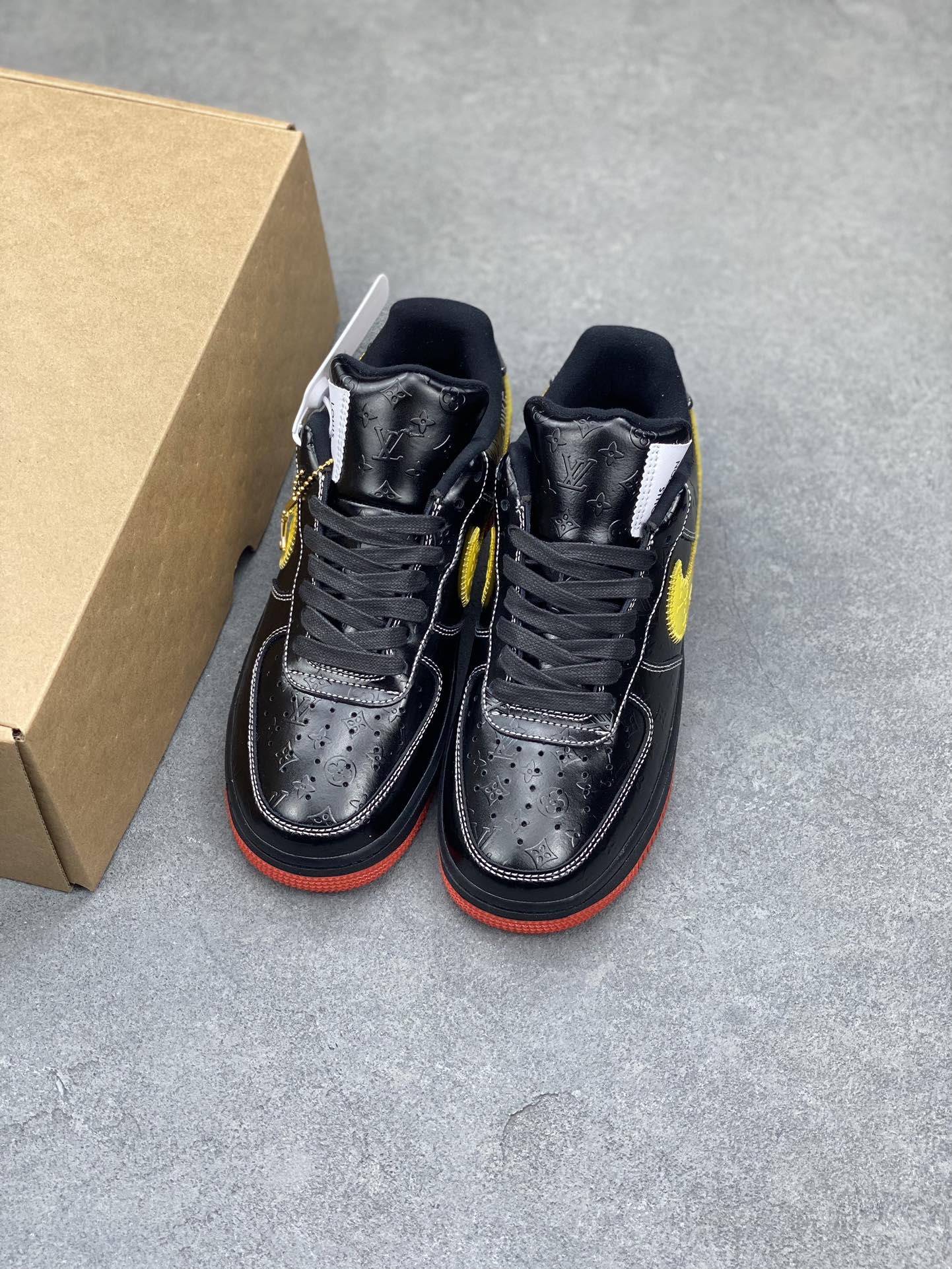 Louis Vuitton x Air Force 1 Low Black/Yellow Authentic Sneaker 9 i1679009720 237 7