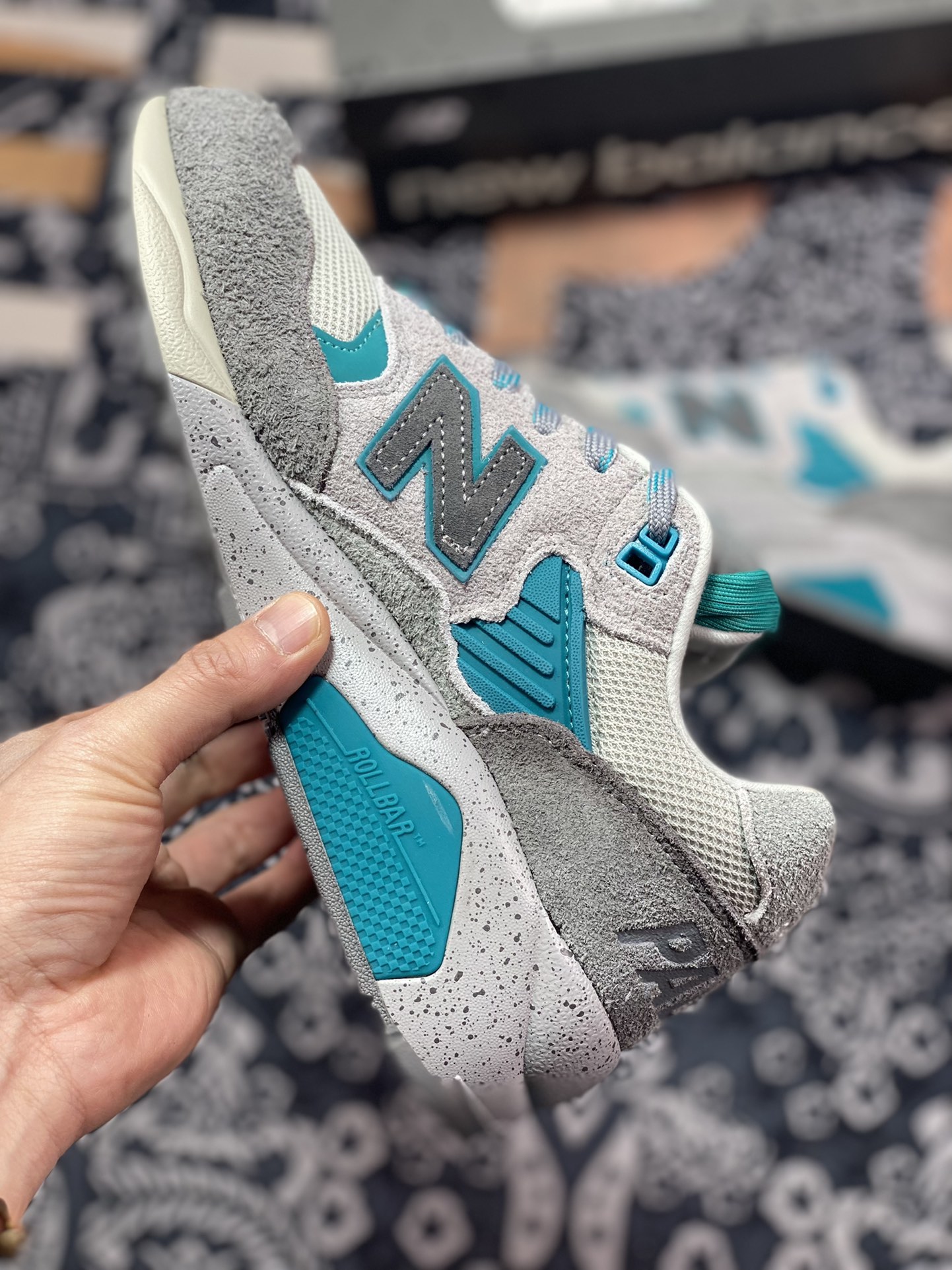 New Balance MRT580 series classic retro casual sports jogging ”co-branded dark gray aqua green” MT580PA2