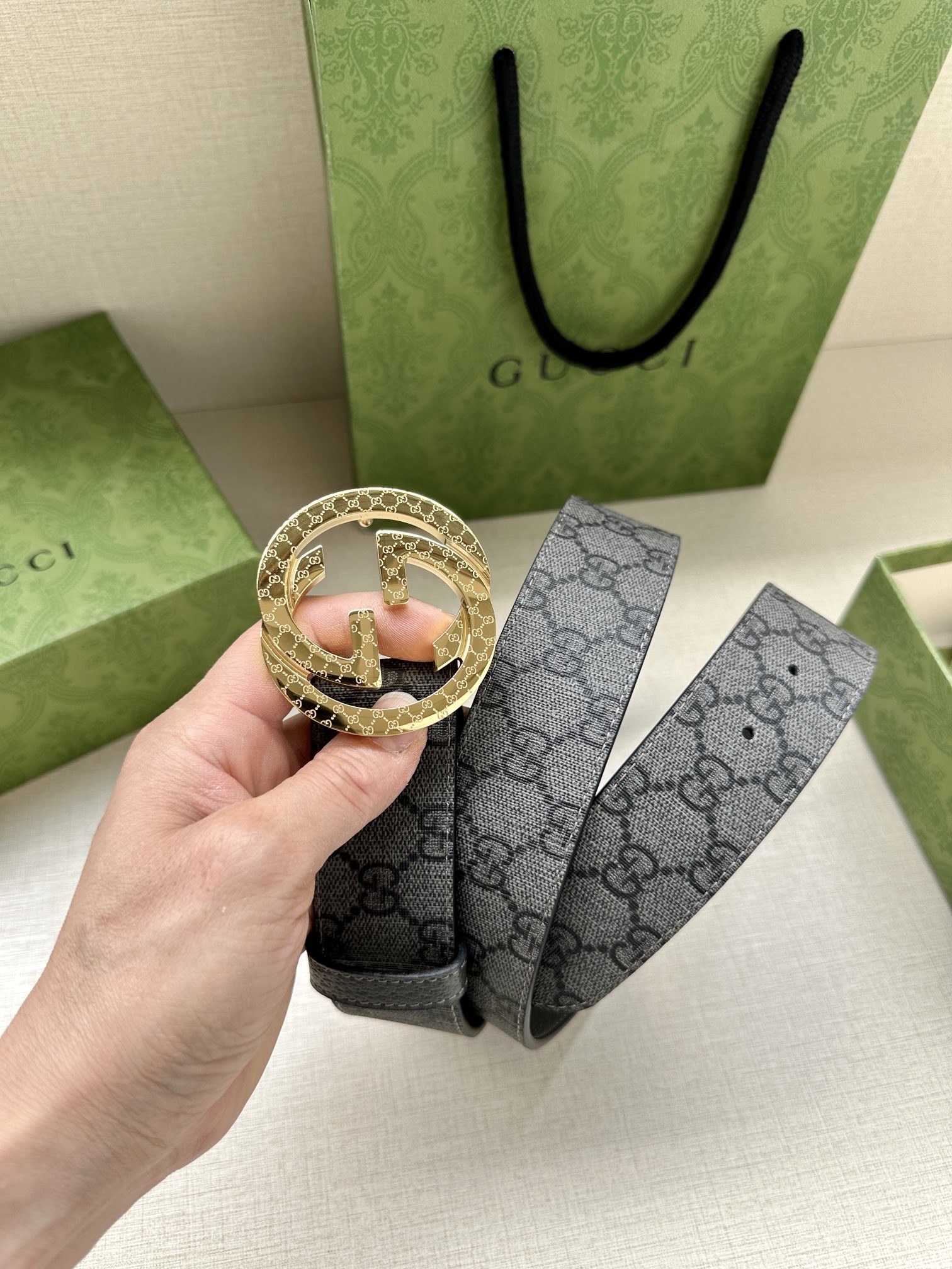 宽度3.8cm GUCCI GG Marmont黑色GG Supreme帆布 另一侧为灰色头层牛皮 双G带扣-Chinese UA Cheap High Quatity Brand Clothes Bags handbags Sneakers wholesale wholesaler seller from China Factory suppliers Fashion Clothing Shoes best Quality Beautiful Price 宽度3.8cm GUCCI GG Marmont黑色GG Supreme帆布 另一侧为灰色头层牛皮 双G带扣