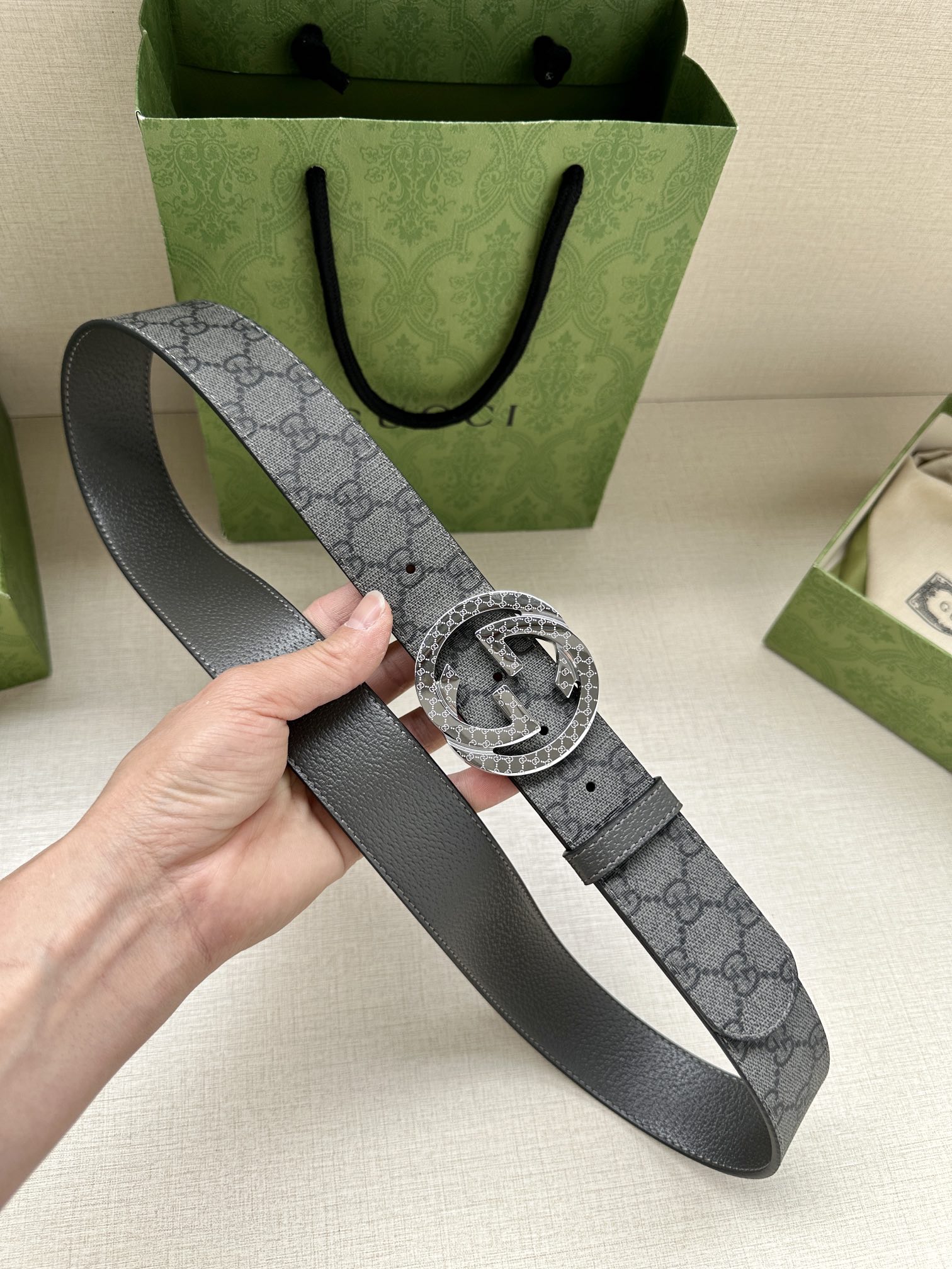 宽度3.8cm GUCCI GG Marmont黑色GG Supreme帆布 另一侧为灰色头层牛皮 双G带扣-Chinese UA Cheap High Quatity Brand Clothes Bags handbags Sneakers wholesale wholesaler seller from China Factory suppliers Fashion Clothing Shoes best Quality Beautiful Price 宽度3.8cm GUCCI GG Marmont黑色GG Supreme帆布 另一侧为灰色头层牛皮 双G带扣