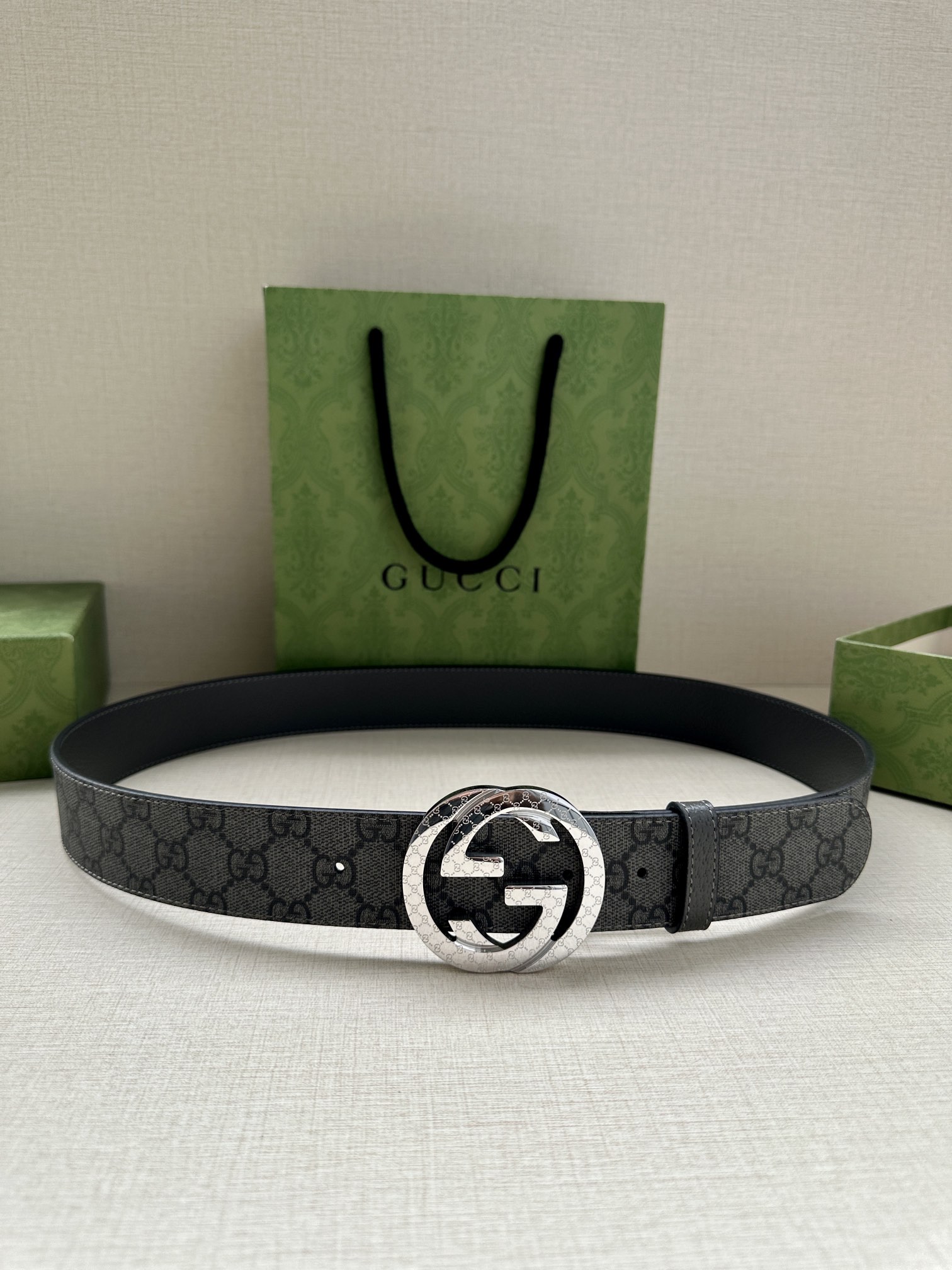 宽度3.8cm GUCCI GG Marmont黑色GG Supreme帆布 另一侧为灰色头层牛皮 双G带扣-Chinese UA Cheap High Quatity Brand Clothes Bags handbags Sneakers wholesale wholesaler seller from China Factory suppliers Fashion Clothing Shoes best Quality Beautiful Price 宽度3.8cm GUCCI GG Marmont黑色GG Supreme帆布 另一侧为灰色头层牛皮 双G带扣