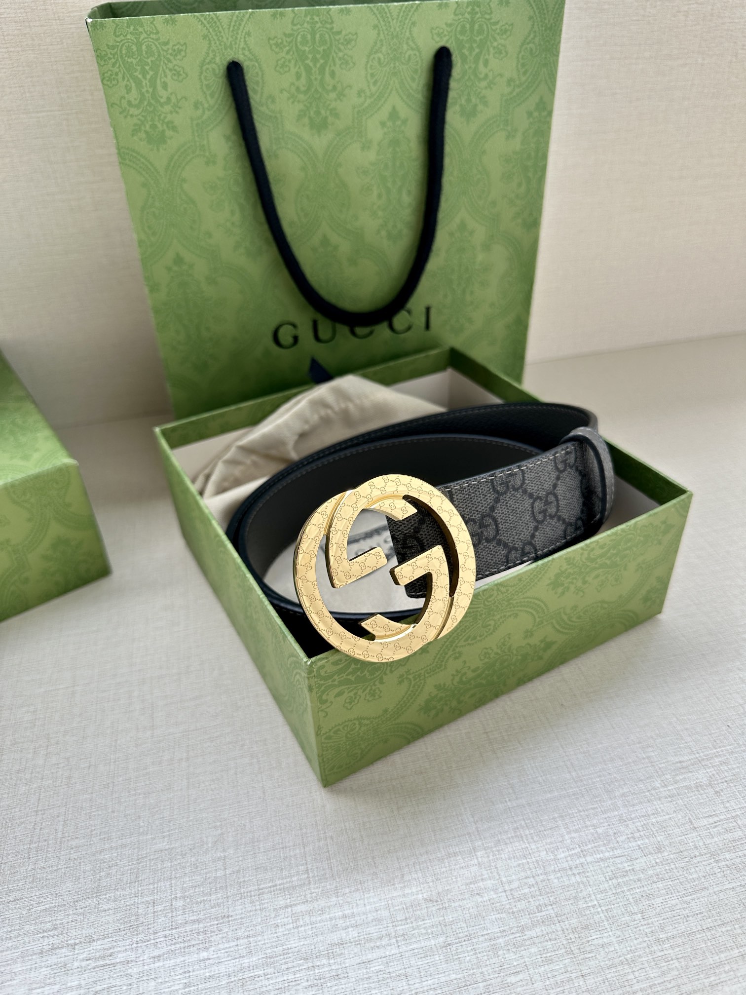 宽度3.8cm GUCCI GG Marmont黑色GG Supreme帆布 另一侧为灰色头层牛皮 双G带扣-Chinese UA Cheap High Quatity Brand Clothes Bags handbags Sneakers wholesale wholesaler seller from China Factory suppliers Fashion Clothing Shoes best Quality Beautiful Price 宽度3.8cm GUCCI GG Marmont黑色GG Supreme帆布 另一侧为灰色头层牛皮 双G带扣