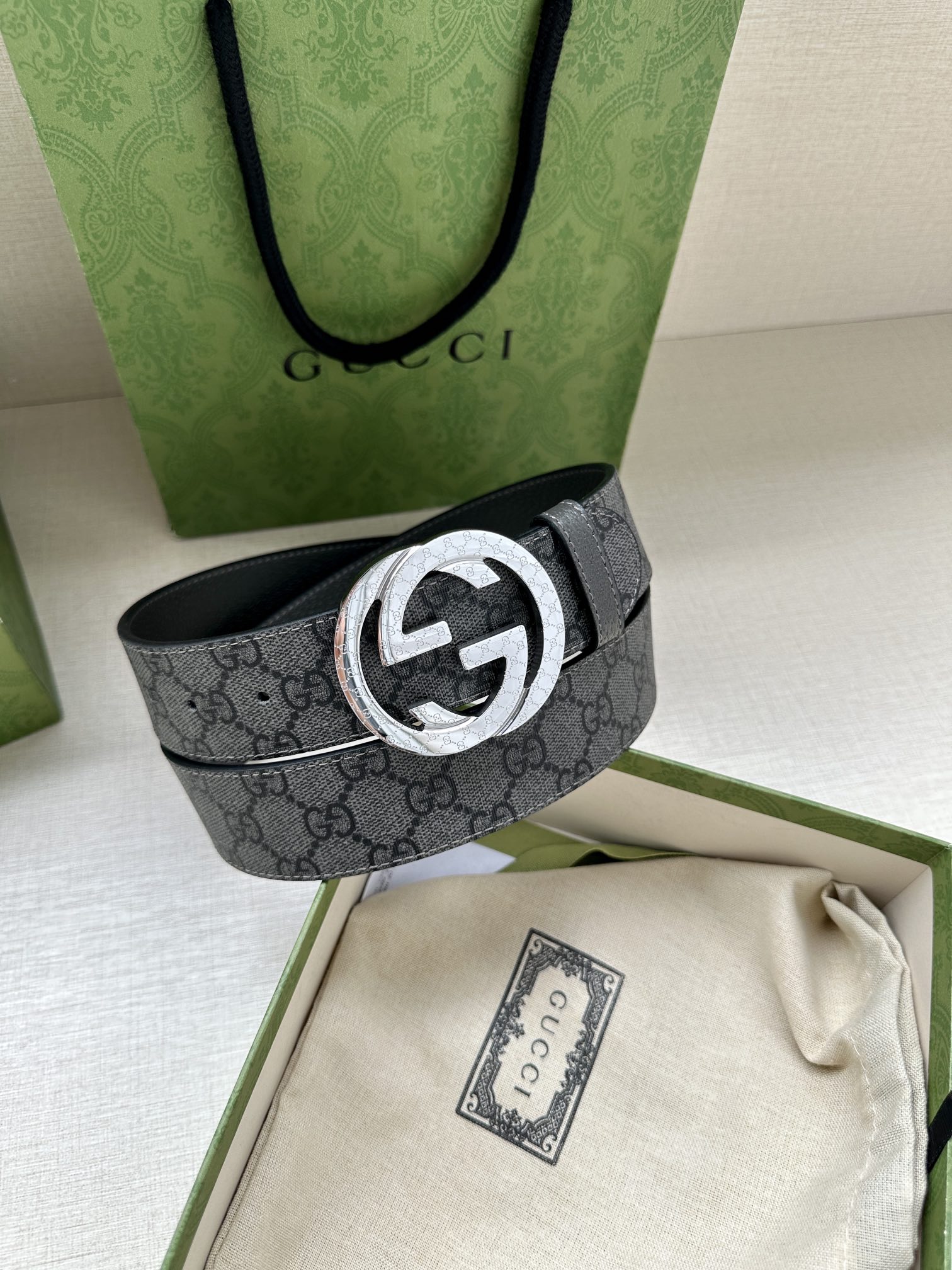 宽度3.8cm GUCCI GG Marmont黑色GG Supreme帆布 另一侧为灰色头层牛皮 双G带扣-Chinese UA Cheap High Quatity Brand Clothes Bags handbags Sneakers wholesale wholesaler seller from China Factory suppliers Fashion Clothing Shoes best Quality Beautiful Price 宽度3.8cm GUCCI GG Marmont黑色GG Supreme帆布 另一侧为灰色头层牛皮 双G带扣
