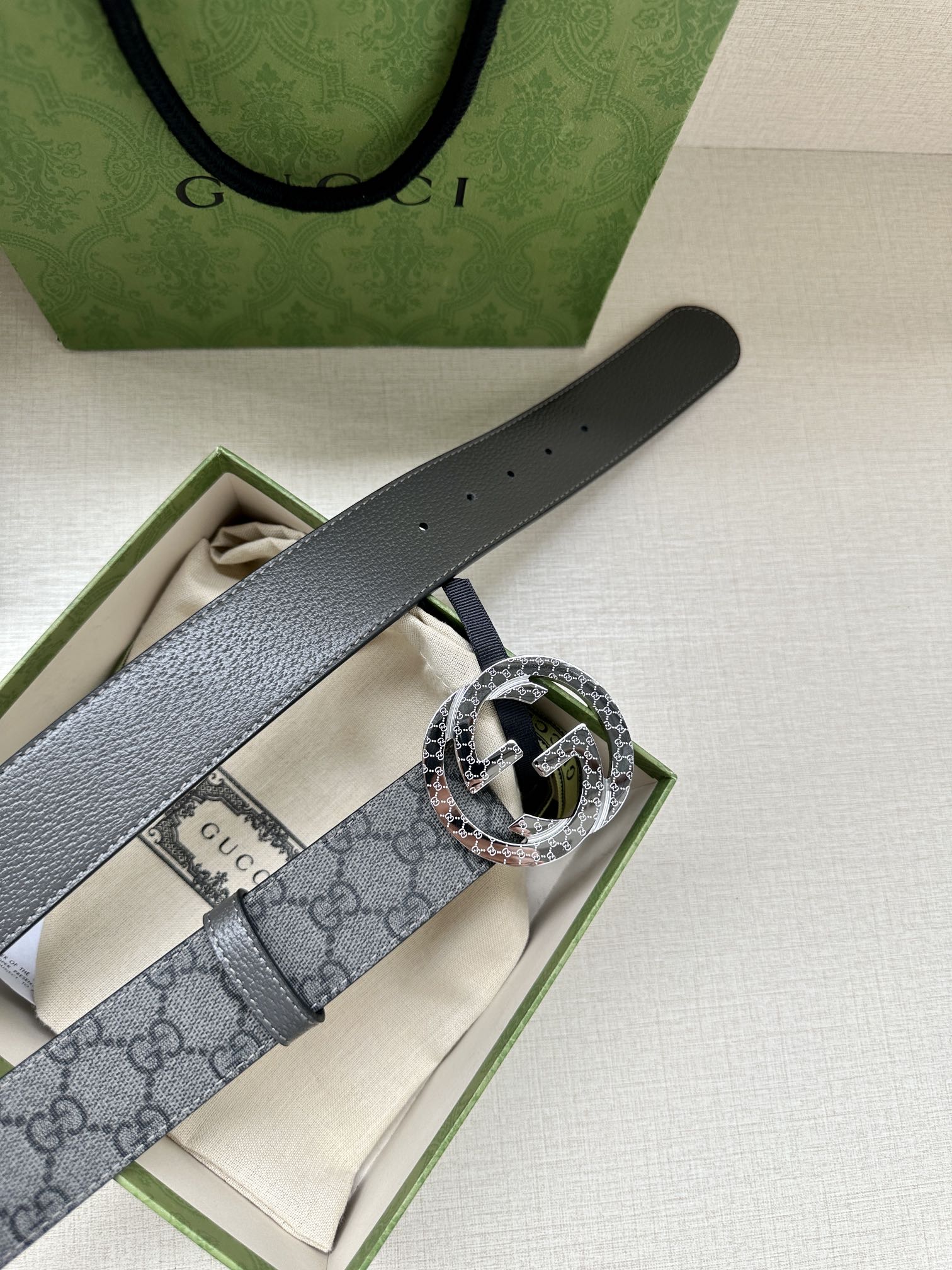 宽度3.8cm GUCCI GG Marmont黑色GG Supreme帆布 另一侧为灰色头层牛皮 双G带扣-Chinese UA Cheap High Quatity Brand Clothes Bags handbags Sneakers wholesale wholesaler seller from China Factory suppliers Fashion Clothing Shoes best Quality Beautiful Price 宽度3.8cm GUCCI GG Marmont黑色GG Supreme帆布 另一侧为灰色头层牛皮 双G带扣