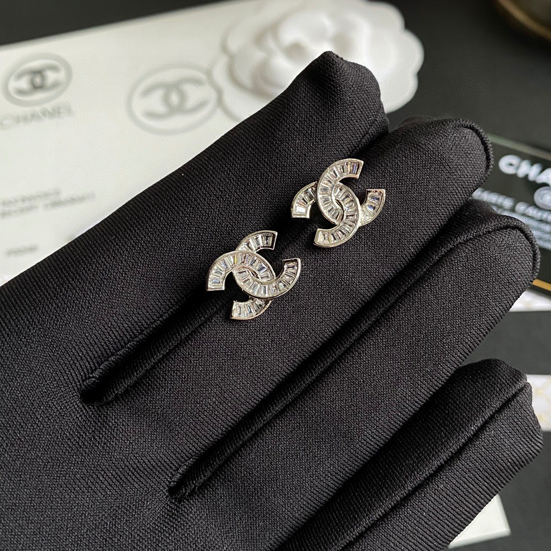 Chanel Chanel香奈儿 最新款logo方钻字母耳钉耳环