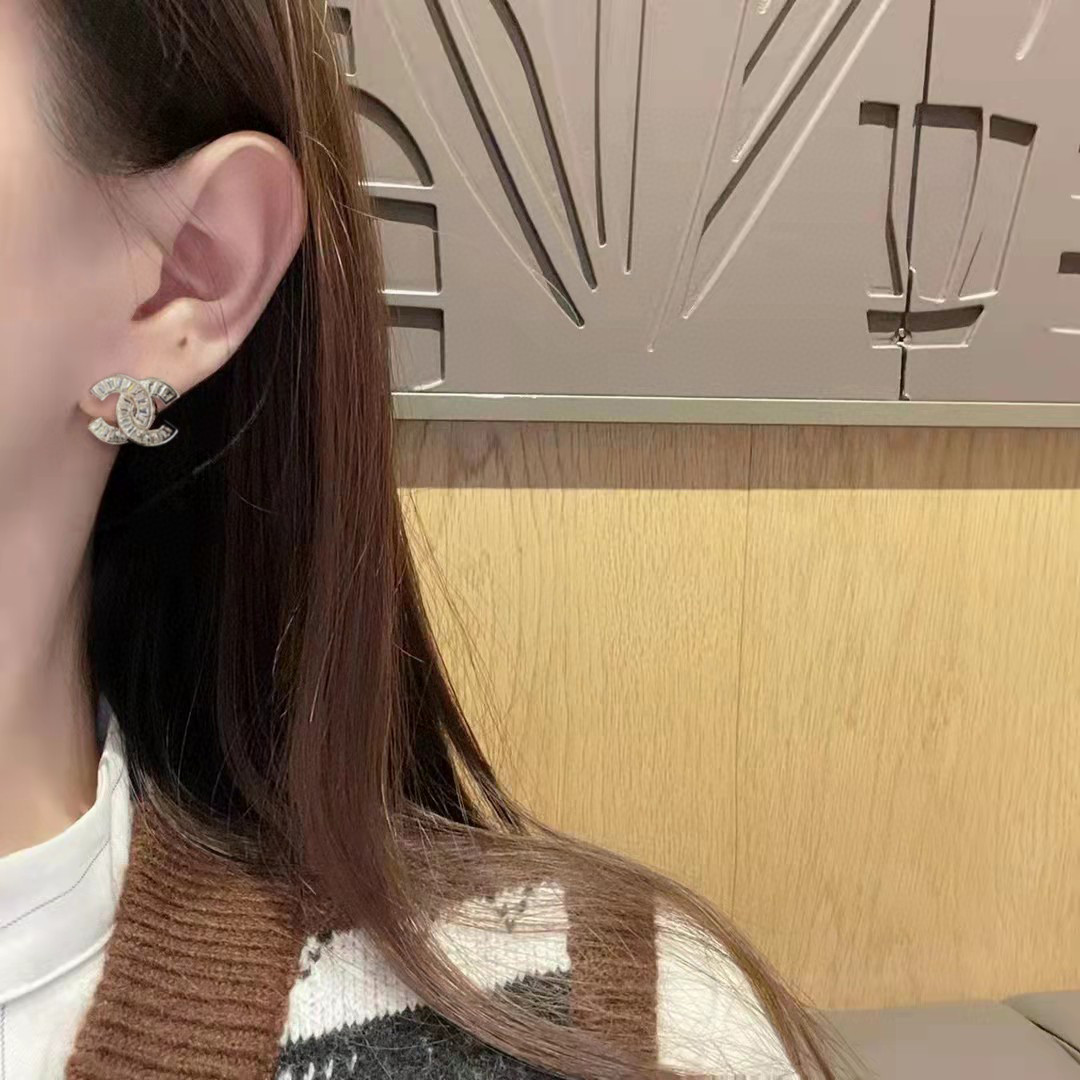 Chanel Chanel香奈儿 最新款logo方钻字母耳钉耳环