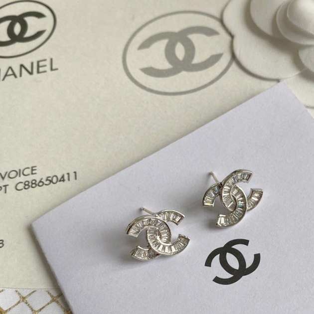 Chanel Chanel香奈儿 最新款logo方钻字母耳钉耳环