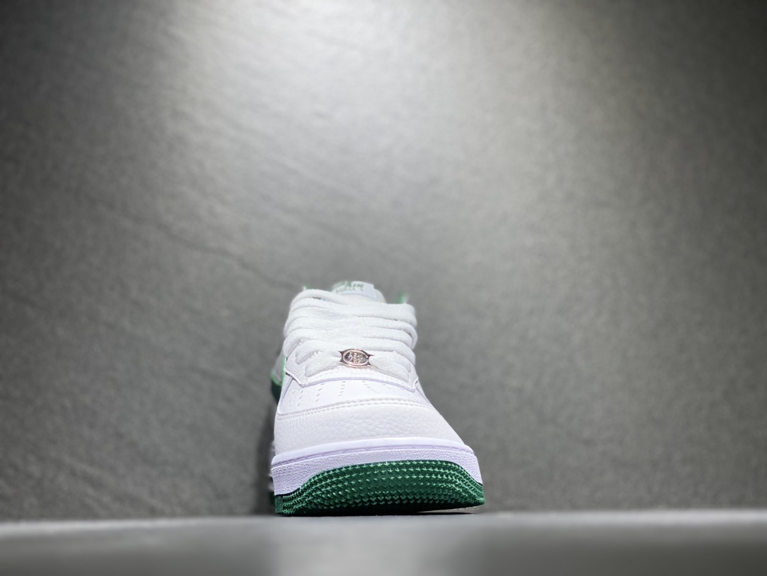 200 Nike Air Force 1 空军一号运动板鞋  FB2128-100