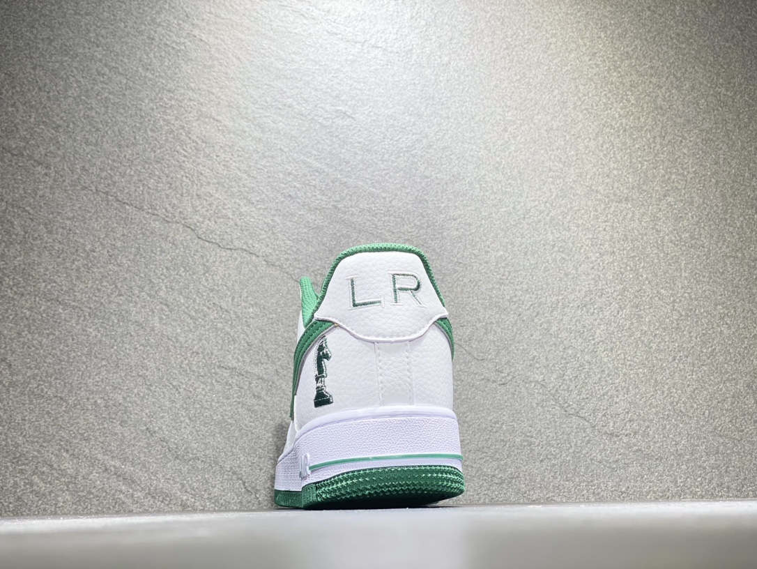 200 Nike Air Force 1 空军一号运动板鞋  FB2128-100