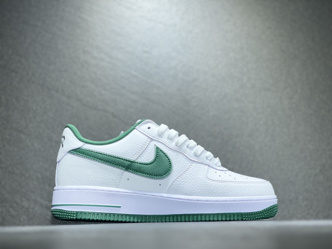 200 Nike Air Force 1 空军一号运动板鞋  FB2128-100