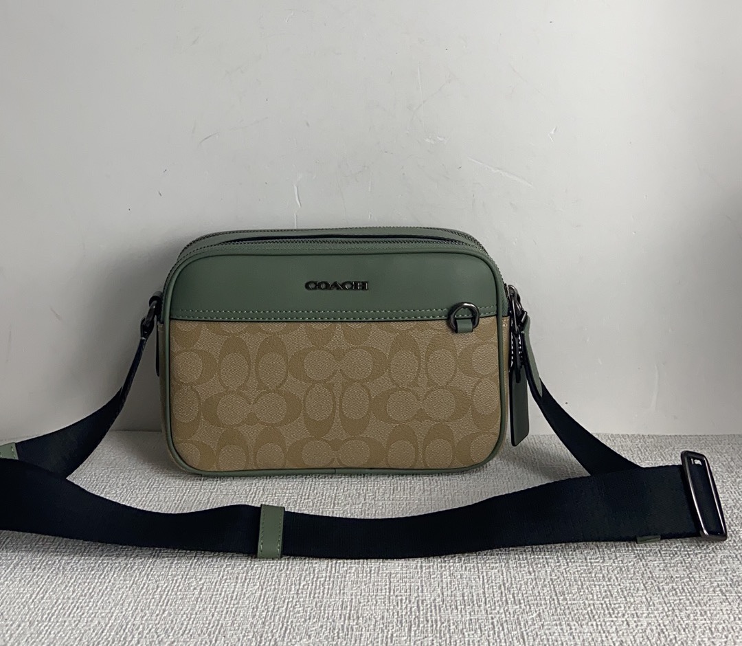 Coach CH062 3月新品最新款COACH 蔻驰 奥莱款 款 男士单肩背斜挎包 新款比以前的相机包大一点
