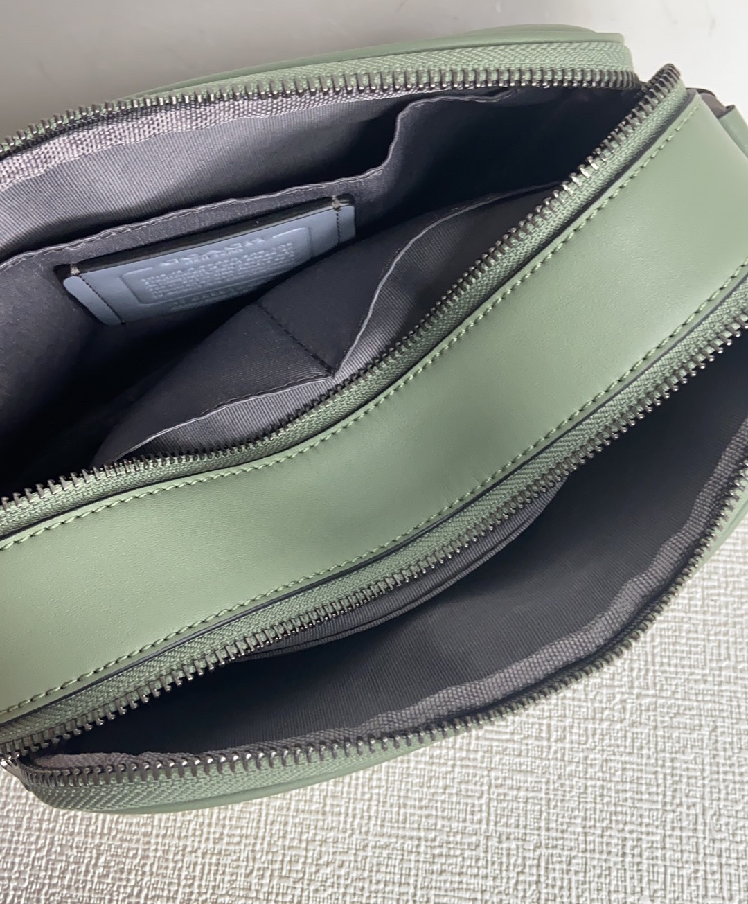 Coach CH062 3月新品最新款COACH 蔻驰 奥莱款 款 男士单肩背斜挎包 新款比以前的相机包大一点