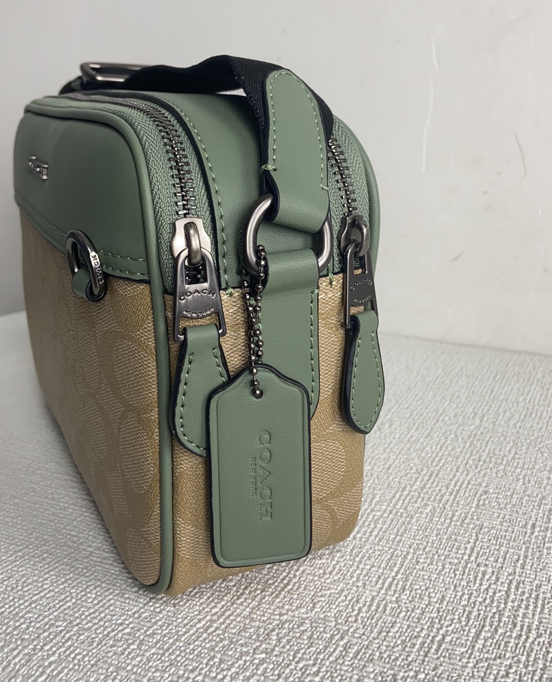 Coach CH062 3月新品最新款COACH 蔻驰 奥莱款 款 男士单肩背斜挎包 新款比以前的相机包大一点