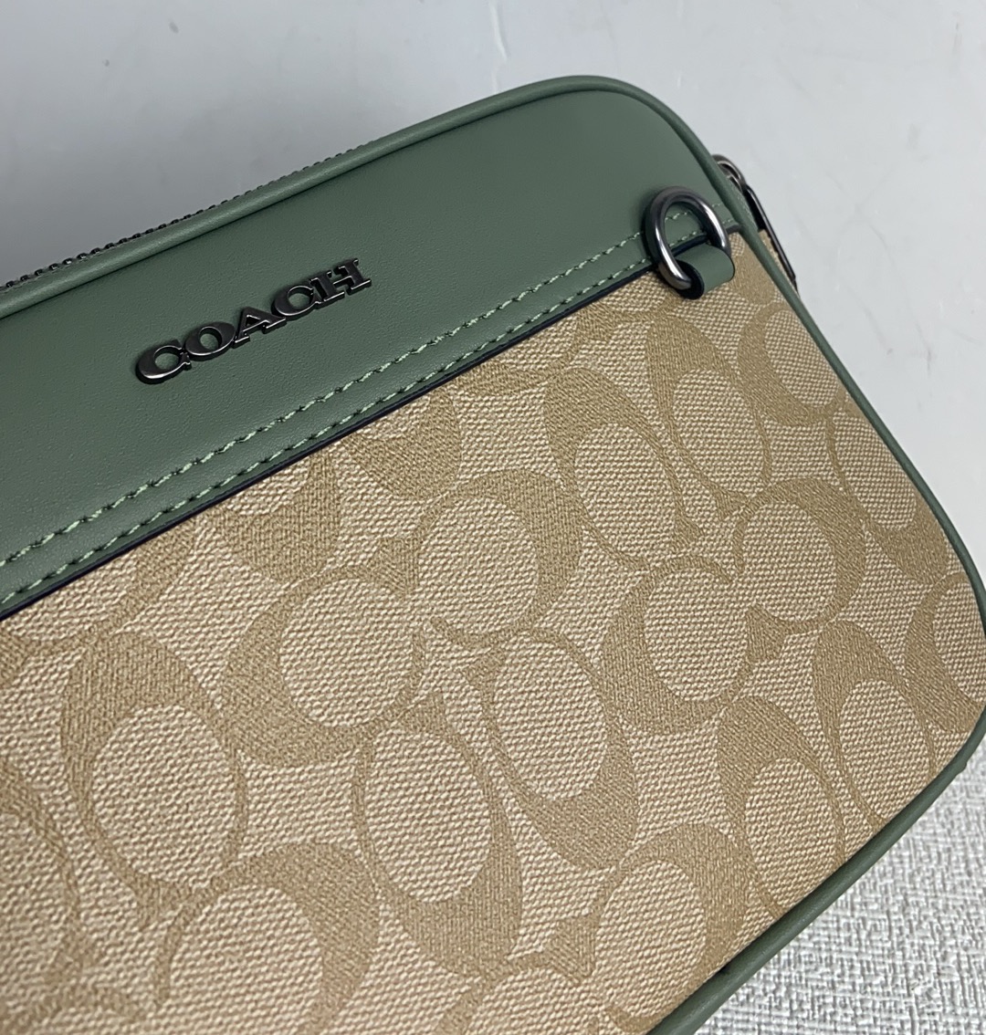 Coach CH062 3月新品最新款COACH 蔻驰 奥莱款 款 男士单肩背斜挎包 新款比以前的相机包大一点