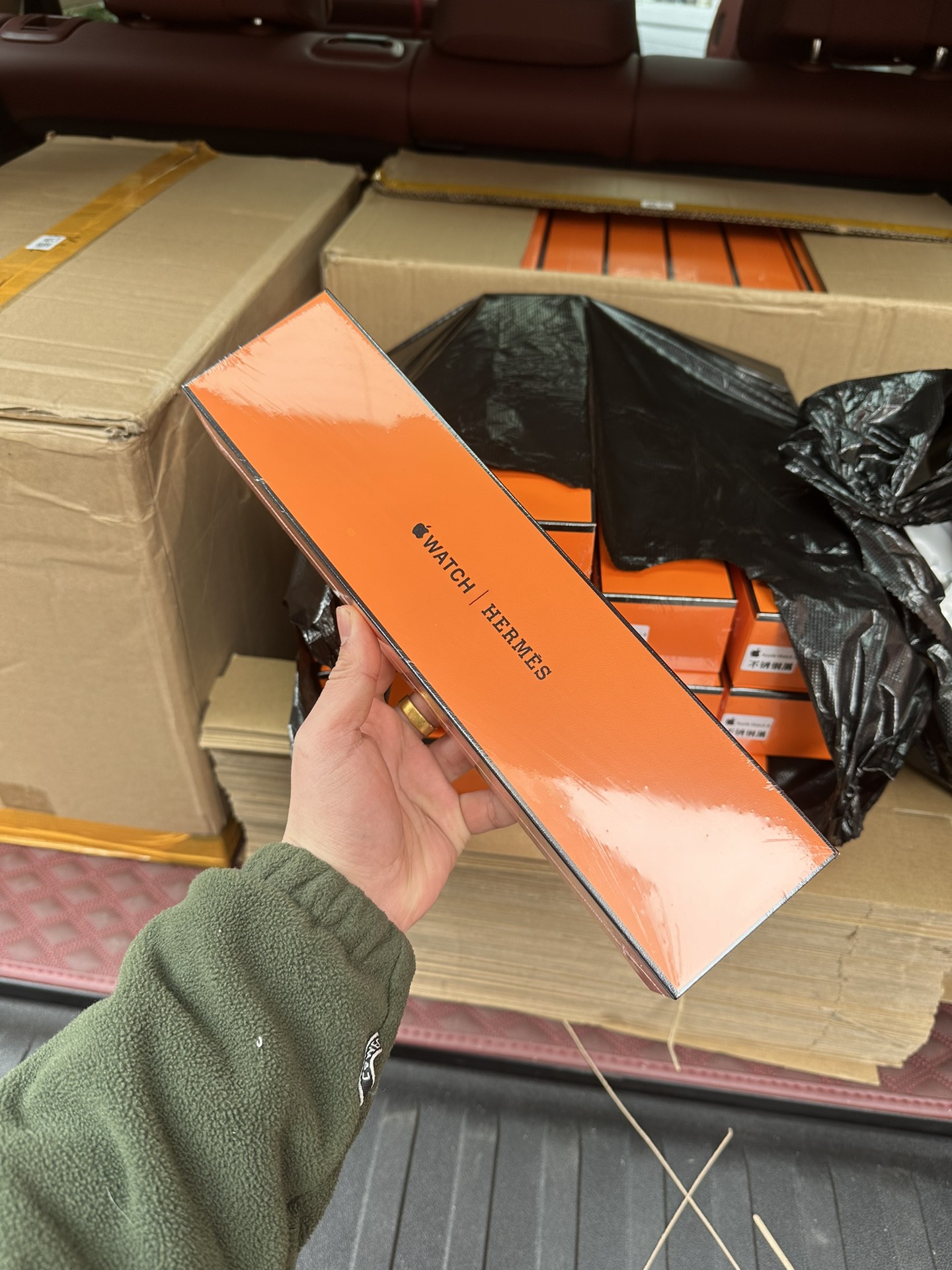 本地批💰240
爱马仕联名苹果手表 ln正确版
黑银两个颜色 实拍看相册