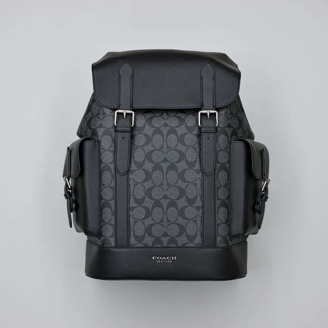 蔻驰男士双肩包💰300 拼接平滑小牛皮,顶部翻盖设计,吸磁扣开合,内部拉绳封口,安全性能超强,线条感流利,更加简约时尚,内置多功能口袋,满足通勤旅行办公等需求。 规格:40*27*13cm