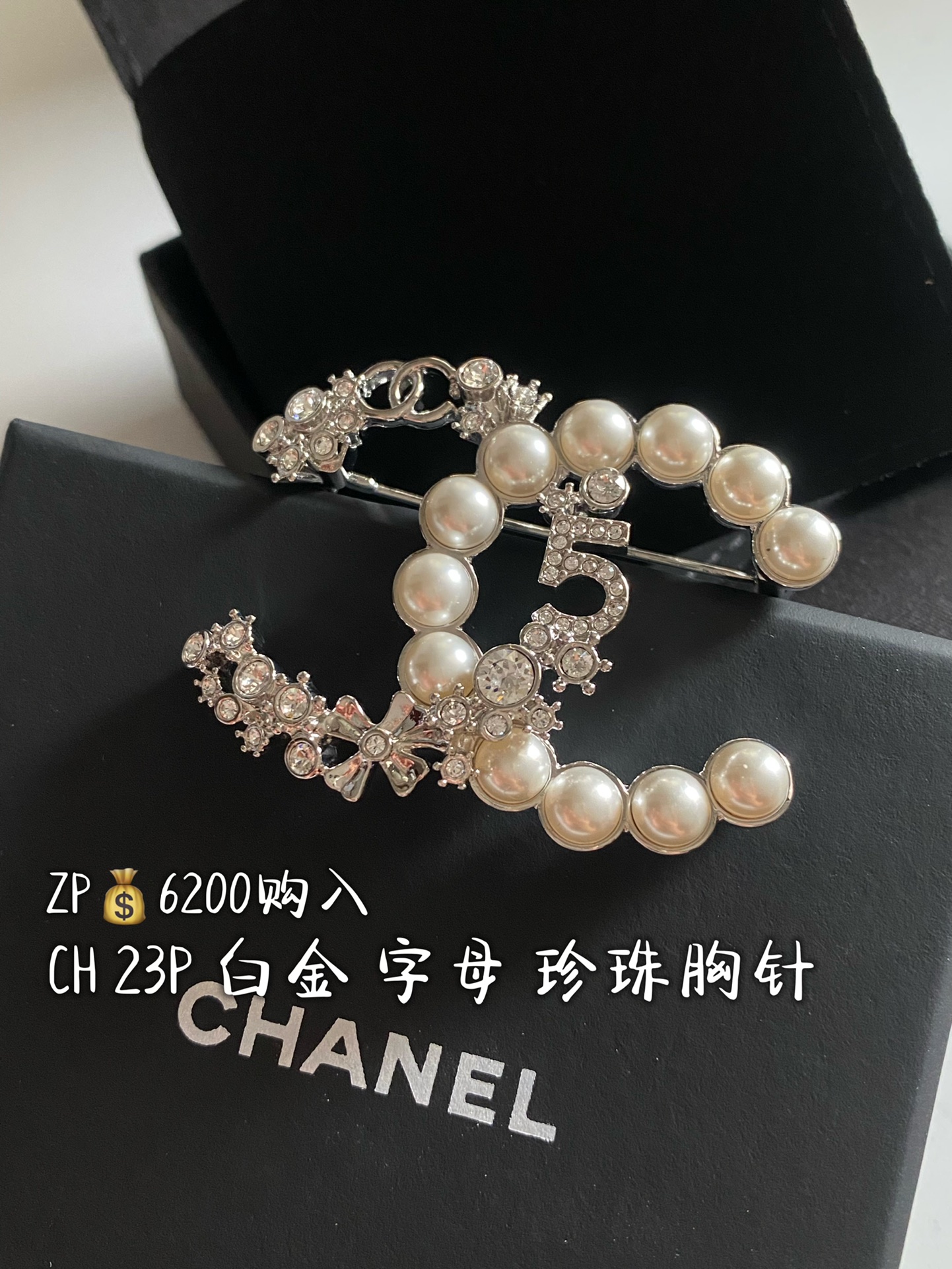 NO:633464,88200, CH 23P platinum pearl and rhinestone No. 5 brooch purchased at ZP 23P The most beautiful brooch, a collection of various classic elements, white gold is very high-end, bling bling, brooch, breastpin, Cartier high-end jewelry1986090988200,CH 23P 白金 珍珠水钻 5号胸针 ZP购入 23P 最美胸针 集合各种经典元素 白金色非常高级 bling bling,,brooch，breastpin,卡迪亚高端饰品,Jewelry