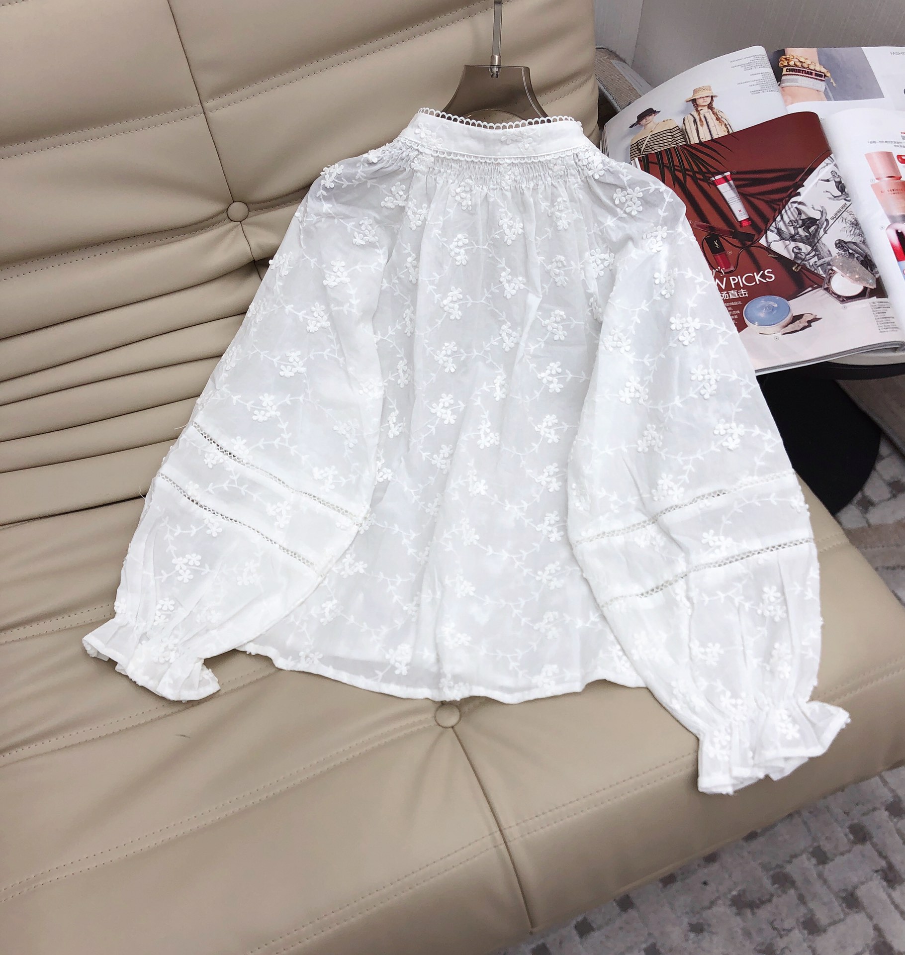 新款25春夏 法式绣花宽松小上衣 定制重工挑空的工艺 穿着更有辨识度 微微通透更有工艺感 也不会过分，随