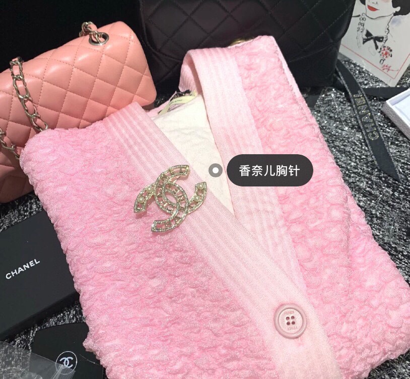 编号XXZ0106
字母胸针 coco 字母镂空水钻胸针 无敌闪 太好看了！