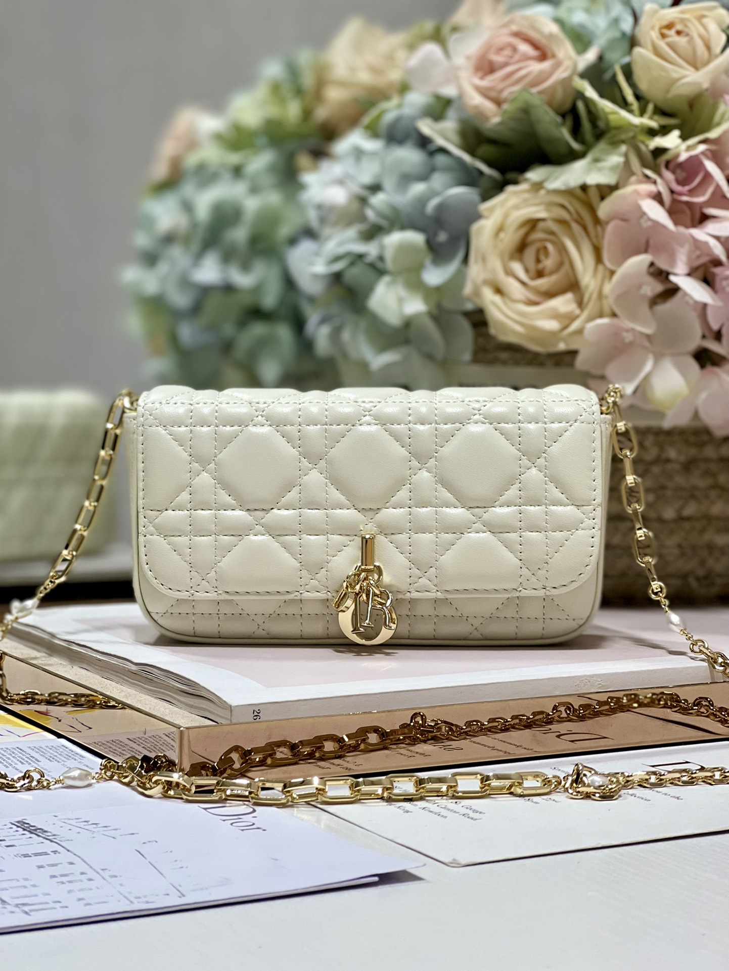 Lady Dior чехол для телефона молочно-белый кожа ягненка стеганый узор цепочка