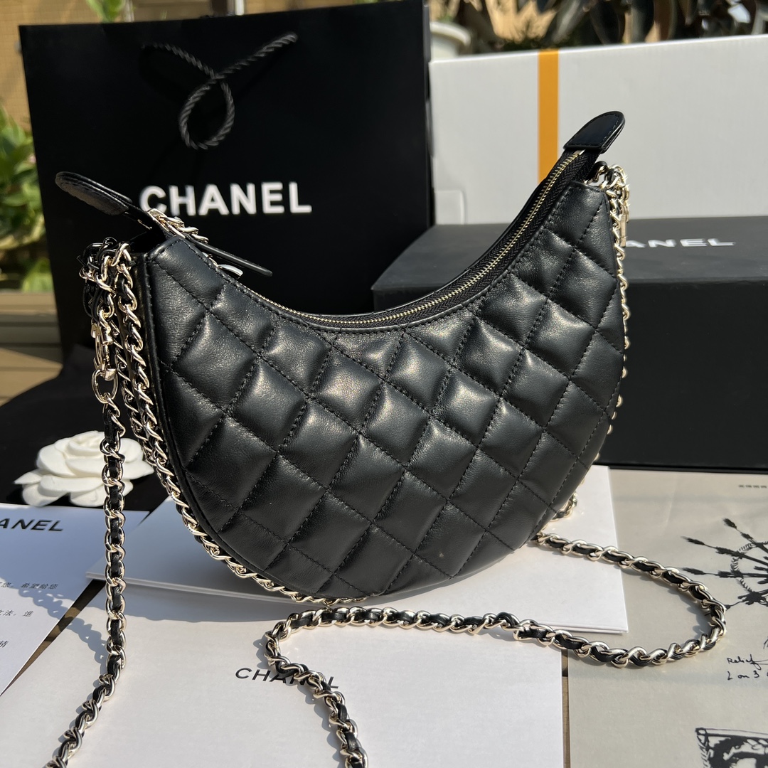 Сумка-луна Chanel черного цвета