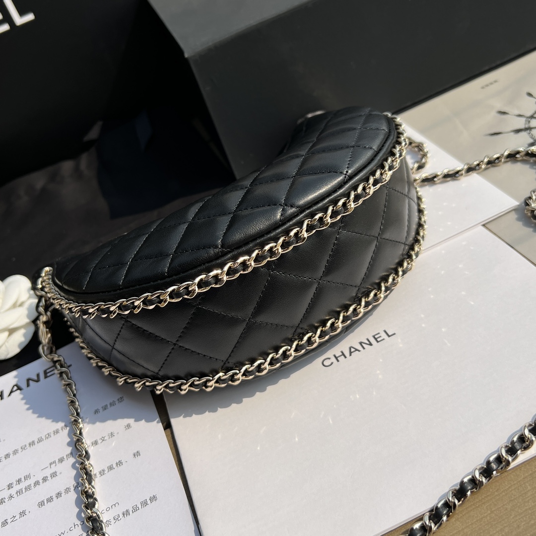Сумка-луна Chanel черного цвета