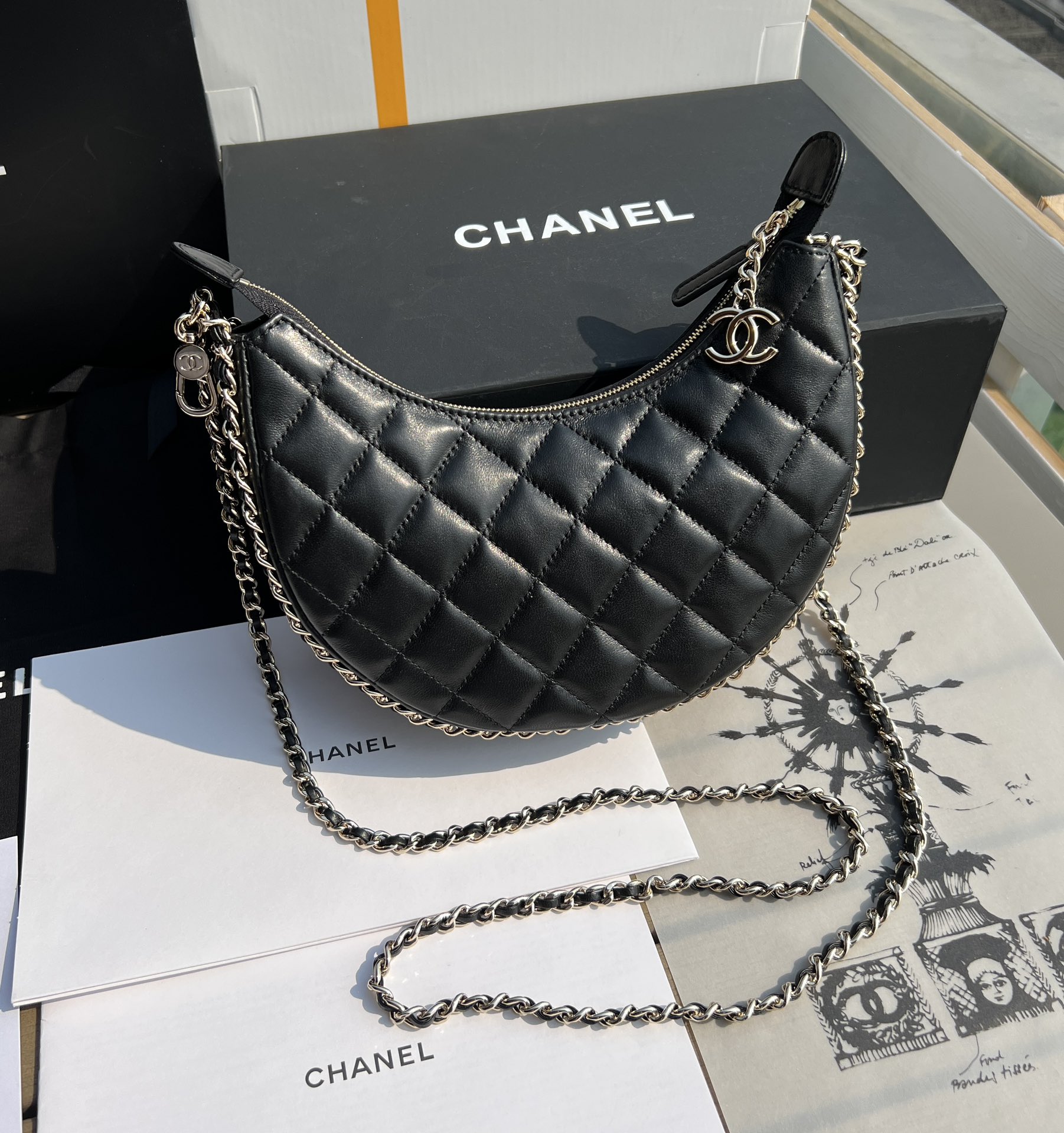 Сумка-луна Chanel черного цвета