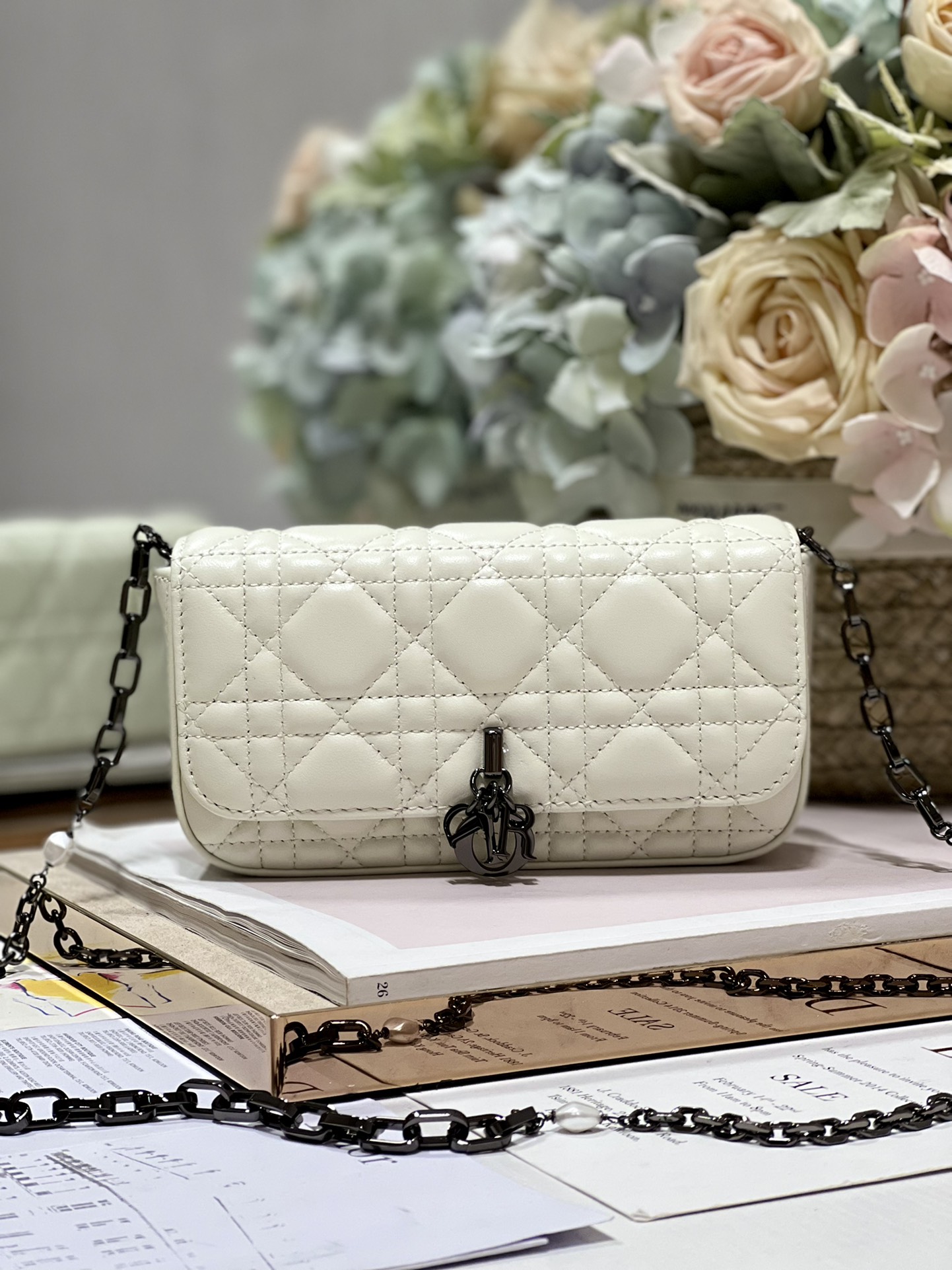 Lady Dior сумка для телефона молочного цвета из кожи ягнёнка с каннеле и цепочкой