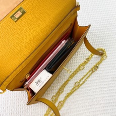爱马仕最新款(配专柜盒子布袋)。 HERMES kelly 款单肩斜挎包 材质:togo头层牛皮 尺寸:24*13.5 爱马仕最新款(配专柜盒子布袋)。 HERMES kelly 款单肩斜挎包 材质:togo头层牛皮 尺寸:24*13.5