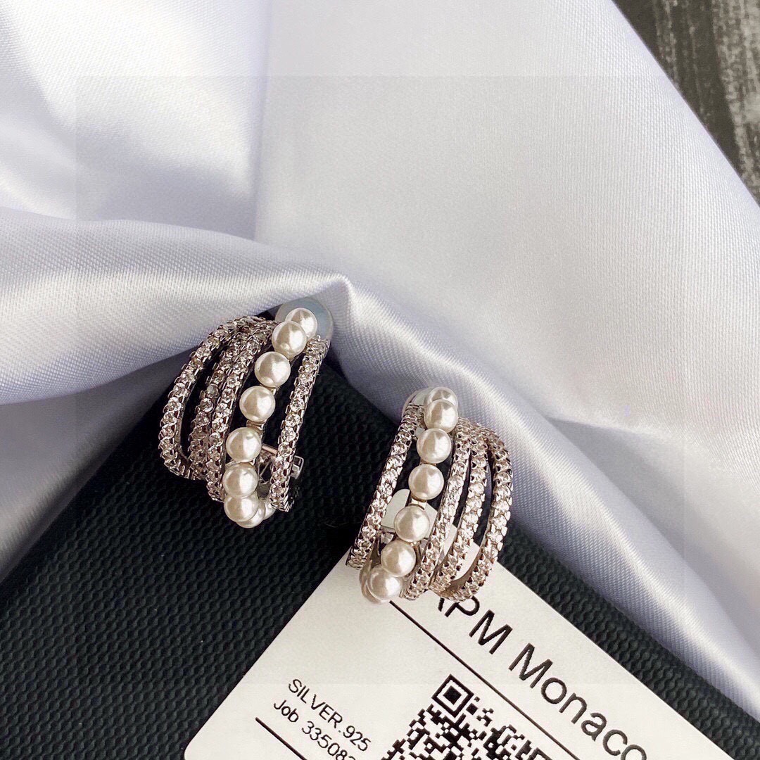 APMmonaco银白色五圈珍珠耳环925纯银手工微镶白色氧化锆石和淡水珍珠为了让经典的环状耳环更加精致