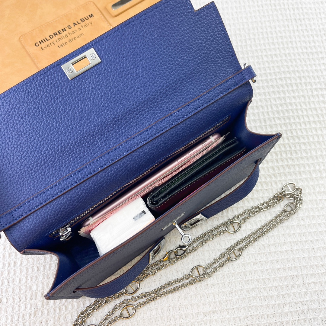 爱马仕最新款(配专柜盒子布袋)。 HERMES kelly 款单肩斜挎包 材质:togo头层牛皮 尺寸:24*13.5 爱马仕最新款(配专柜盒子布袋)。 HERMES kelly 款单肩斜挎包 材质:togo头层牛皮 尺寸:24*13.5