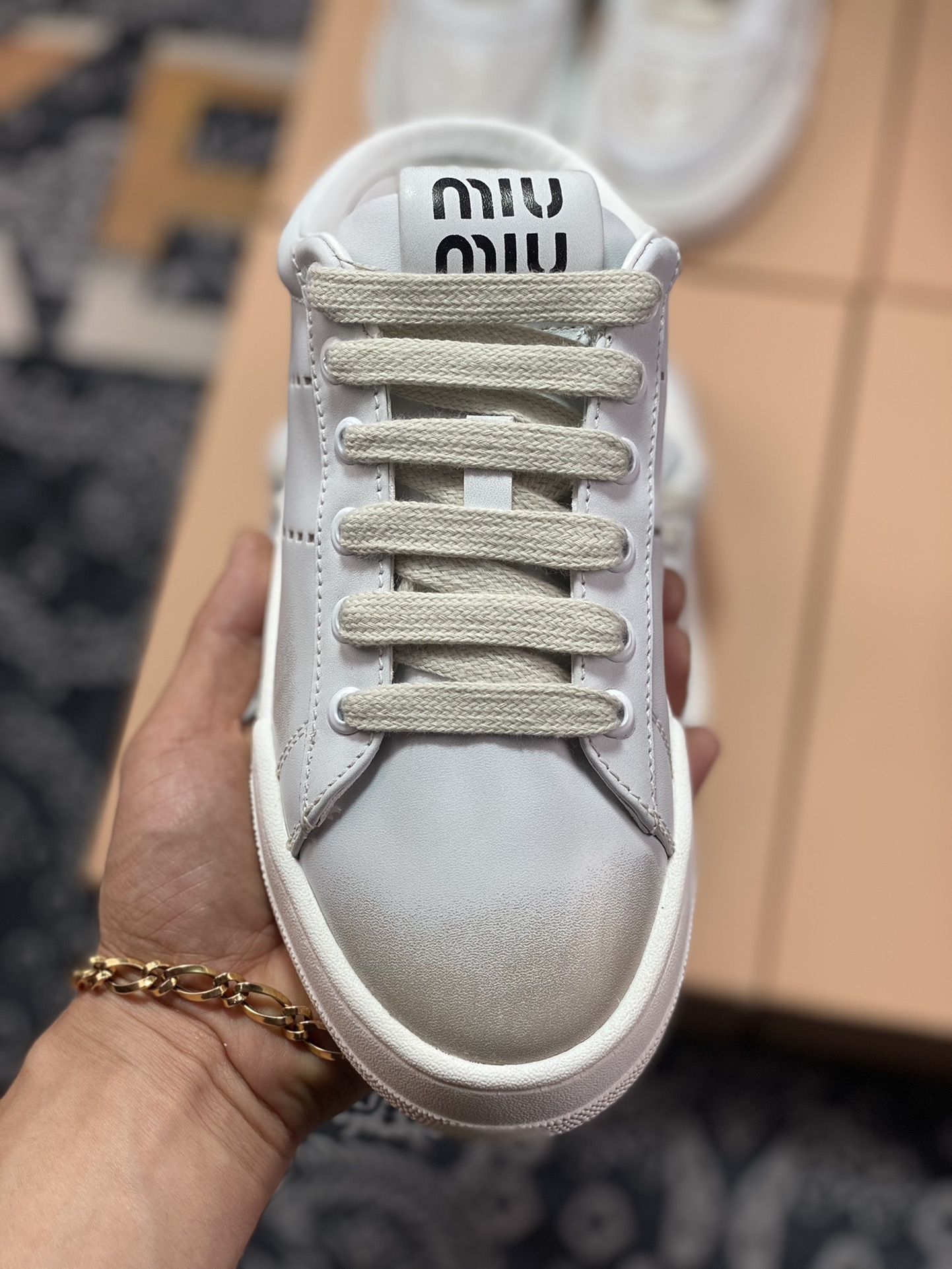 Miumiu's 2023 early spring new casual thick-soled white shoes with old color rubbing technology