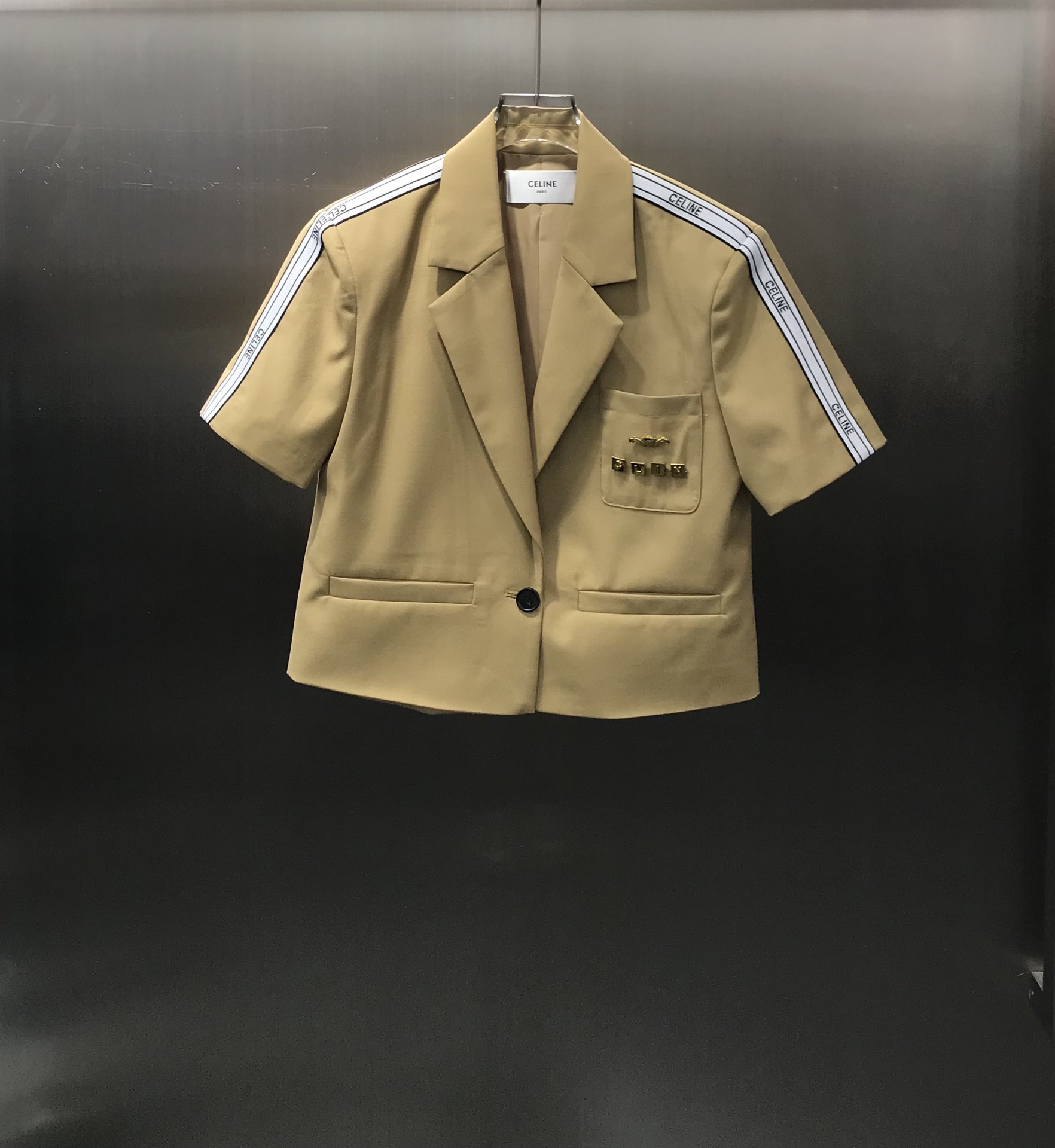 NO:696852,Celin* new products are on the shelves, replica hardware logo, Arc de Triomphe decorative lapels, contrasting ribbed splicing short suit, paired with a back slit and side ribbed contrasting welt skirt. It is very popular in early spring. The upper body has a slimming effect of 37 proportions, elongating the proportion and making you look slimmer. Pair it with the skirt in contrasting colors of the same color. A huge and beautiful suit ~ high version, celine, skirts, business suit,19860909Celin*新品上架 复刻五金Logo 凯旋门装饰翻领撞色罗纹拼接短西装 搭配后开衩侧边罗纹撞色贴边半裙 早春季节简直火爆 上身自带三七比例修身效果 拉长比例又显瘦 和半身裙同色系撞色搭配一套 巨巨好看的套装～ 高版本,,celine,skirts,business suit,,Women's clothing