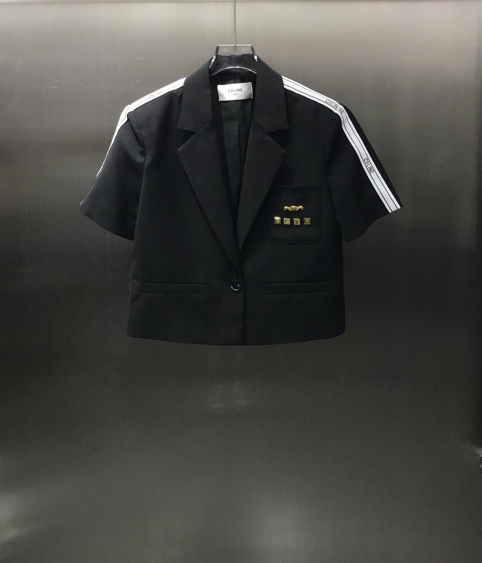 NO:696865,Celin* new products are on the shelves, replica hardware logo, Arc de Triomphe decorative lapels, contrasting ribbed splicing short suit, paired with a back slit and side ribbed contrasting welt skirt. It is very popular in early spring. The upper body has a slimming effect of 37 proportions, elongating the proportion and making you look slimmer. Pair it with the skirt in contrasting colors of the same color. A huge and beautiful suit ~ high version, celine, skirts, business suit,19860909Celin*新品上架 复刻五金Logo 凯旋门装饰翻领撞色罗纹拼接短西装 搭配后开衩侧边罗纹撞色贴边半裙 早春季节简直火爆 上身自带三七比例修身效果 拉长比例又显瘦 和半身裙同色系撞色搭配一套 巨巨好看的套装～ 高版本,,celine,skirts,business suit,,Women's clothing