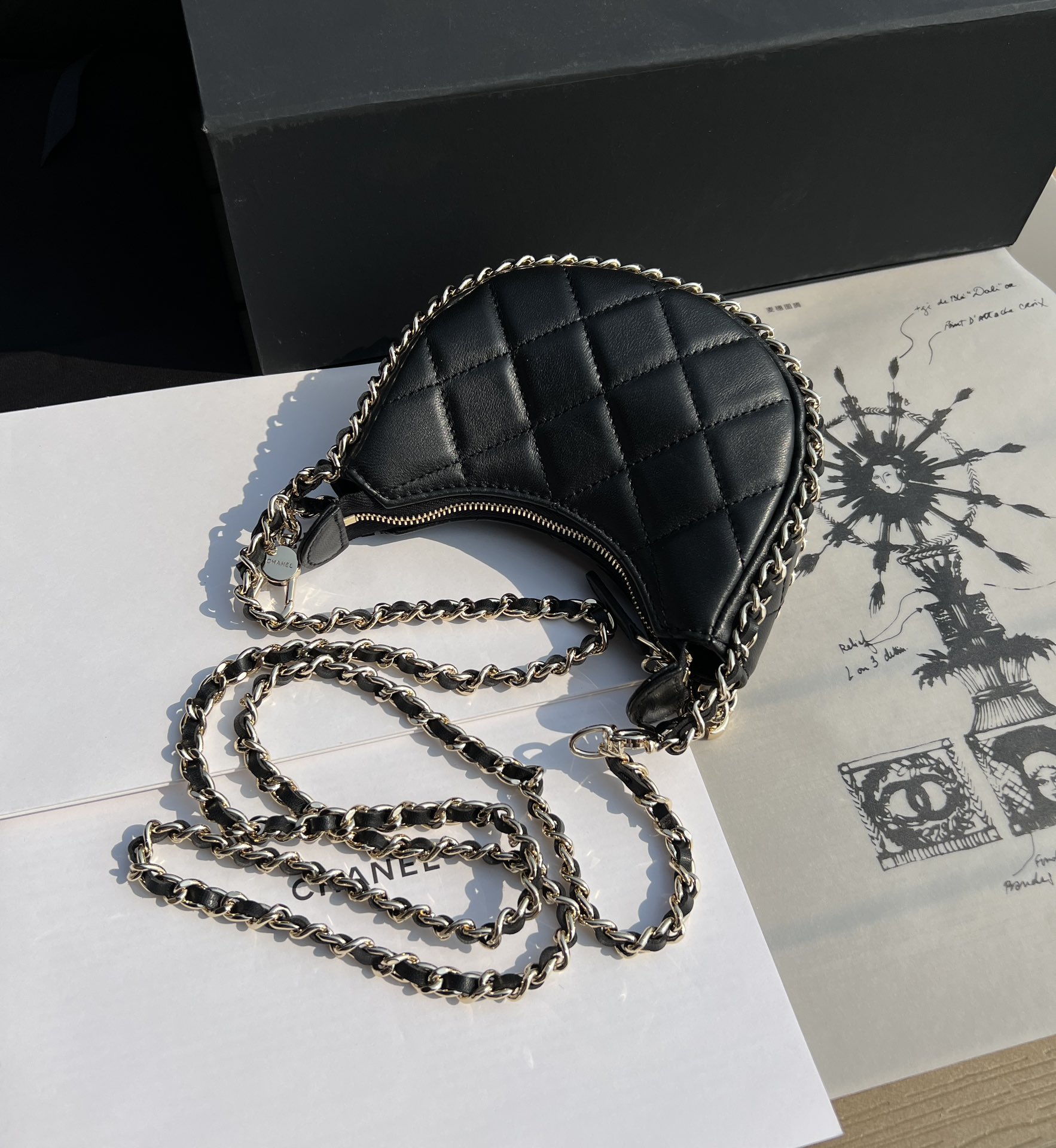 Черная сумка-полумесяц с золотой фурнитурой Chanel