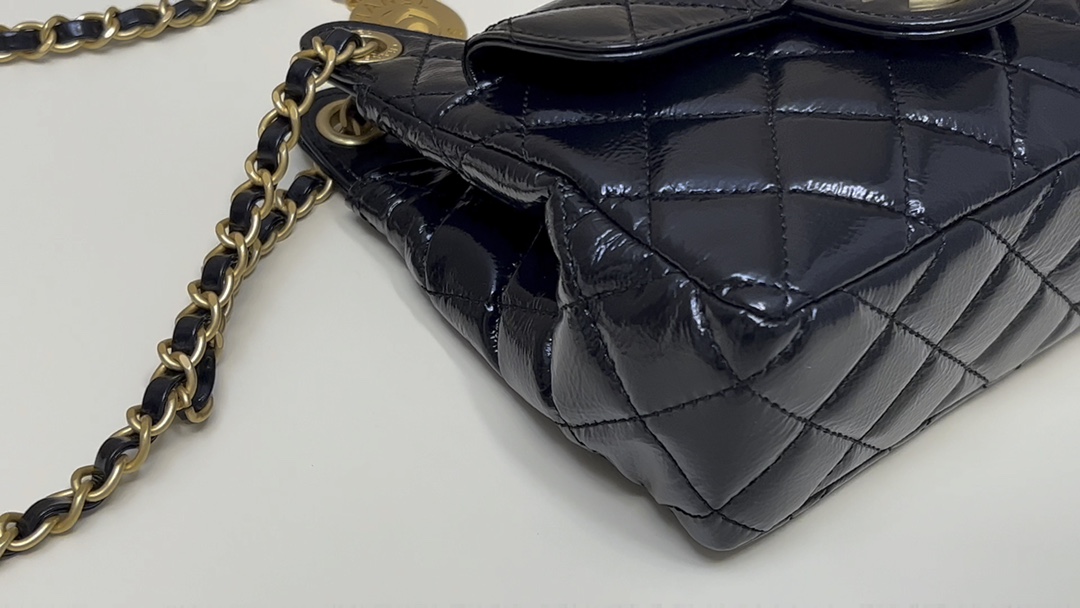 [Chanel Women