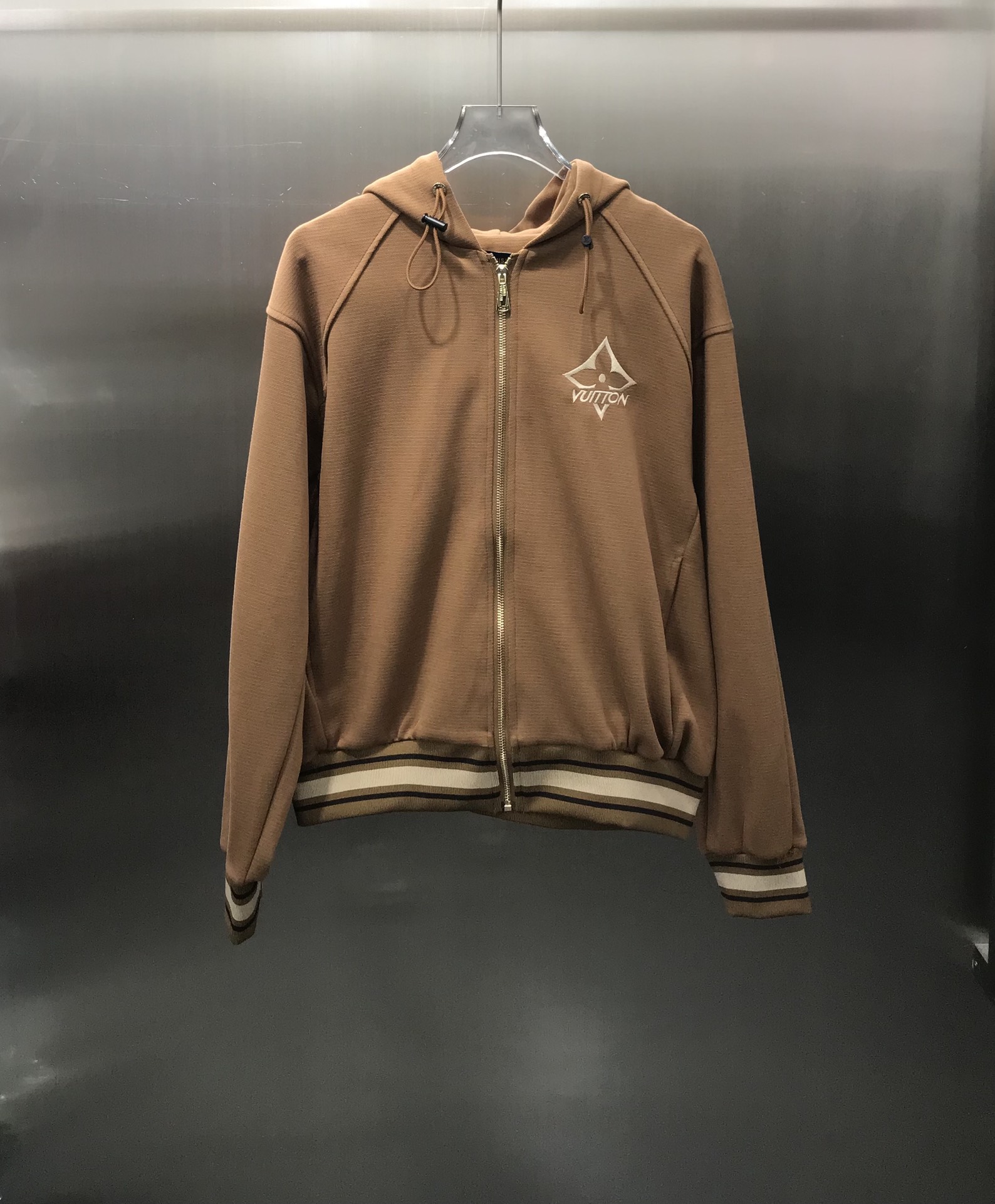 NO:696854,Louis Vui*ton new products are on the shelves. The original custom embroidered badge logo is fashionable and high-end. The hooded zipper jacket is paired with jogging sweatpants. The fit is versatile. The imported knitted cotton fabric has a great texture. The original custom hardware accessories. The quality of workmanship depends on the details ~ highly recommended. High version, loro piana, jackets & coats, hats,19860909Louis Vui*ton新品上架 原版定制刺绣徽章logo时髦又高级 连帽拉链外套搭配慢跑运动裤上身A爆啦 版型百搭不挑人 进口针织纯棉面料质感超赞 原版定制五金配件 做工品质看细节～强烈推荐  高版本,,loro piana,jackets & coats,hats,,Women's clothing