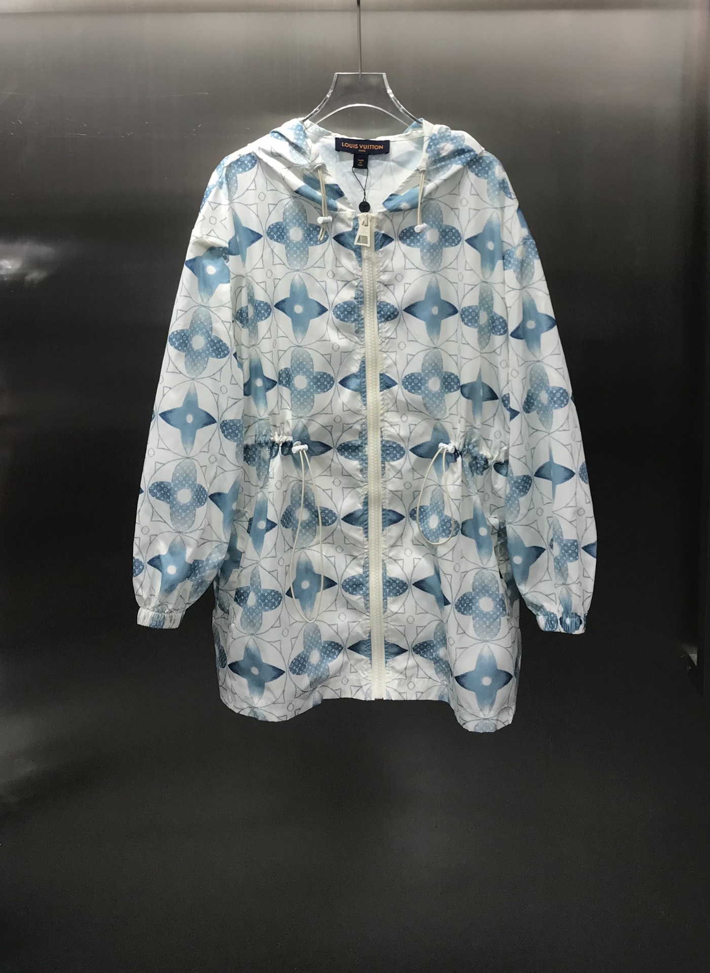 NO:696859,Loui* Vuitto* new products are on the shelves. Classic printed sun protection suit. A real hit. The most classic version. The diamond brand element last season is so eye-catching. The upper body is super fashionable and fashionable. A must-have item. Highly recommended. High version, louis vuitton,19860909Loui* Vuitto*新品上架 经典印花防晒服套装 妥妥的大爆款 最经典的版型 上本季钻牌元素就是这么吸眼球 上身超洋气时髦 必备单品 强烈推荐  高版本,,louis vuitton,,Women's clothing