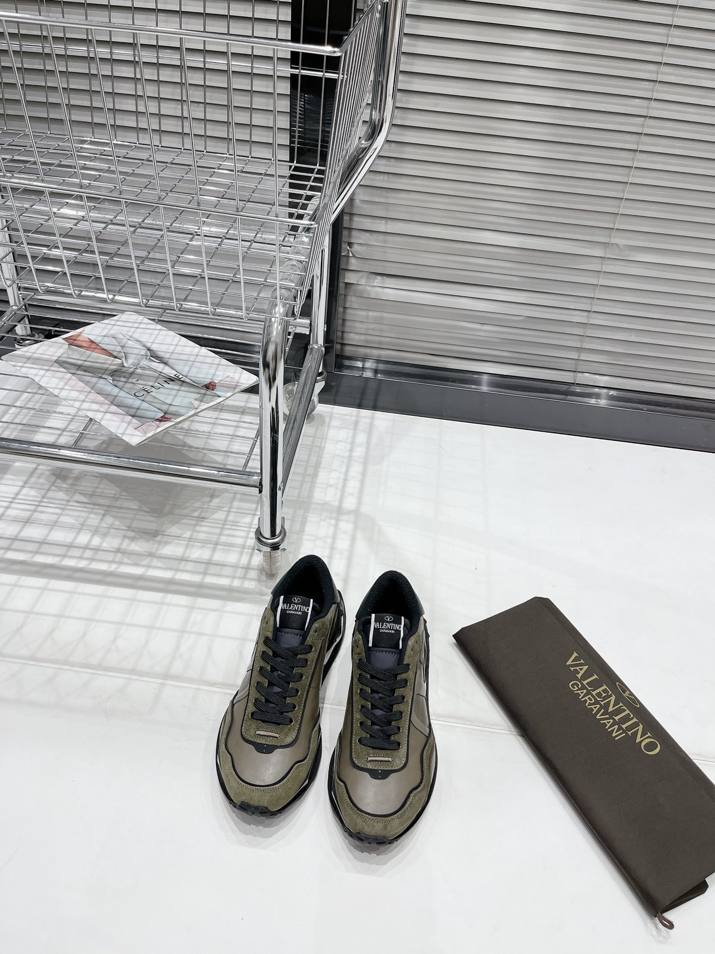 NO:284467,Price-limited for men's models Top version Valentino V Home New NETRUNNER series Casual air cushion sneakers Original purchase and development Made of goods Various colors are eye-catching, activate the charming sunny boy. The shoe design combines trendy and coolness with daily styles, and is full of street feeling!  Fabric: Original custom imported cowhide inner lining: imported breathable net large bottom: original mold air cushion   TPU large bottom bottom thickness: 4.5CM Size: male 38-45, valentino, valentino, valentino, sneakers, cowhide19860909实价限男款 顶级版本 Valentino华伦天奴V家 新款NETRUNNER系列 休闲 气垫 运动鞋 原版购入开发 做货 各种色彩搭配吸睛十足,激活魅力无限的阳光少年 鞋子设计将潮酷融合日常造型 街头感十足！ 面料:原版定制进口头层牛皮 内里:进口透气网里 大底:原版开模气垫 TPU大底 底厚:4.5CM 码数:男38-45,,valentino,valentino,sneakers,cowhide,Men's shoes