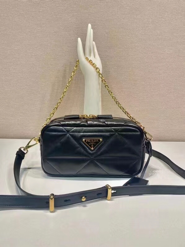 NO:941052,Batch new diamond camera bag 1BH197 This diamond camera bag is made of imported lambskin. It has a complex hand-stitched diamond design. It is equipped with a detachable chain and a sheepskin long shoulder strap, and it can also be used as a handbag. It feels very soft/lightweight. It has a large space, and the upper body effect is beautiful and fashionable. It is so beautiful. Baby, hurry up and get it. Length 22x height 11x bottom 7cm, Prada [price based on quantity], prada, sheepskin19860909批 新款菱格相机包1BH197 这款菱格相机包采用进口小羊皮.复杂手工车线菱格设计.配有可拆卸链条和羊皮长肩带,又可当手包,手感非要是常柔软/轻巧.空间大,上身效果又好看又时髦,太美了宝宝们,赶紧入手吧 长22x高11x底7cm,普拉达【跑量价】,prada,sheepskin,Bag