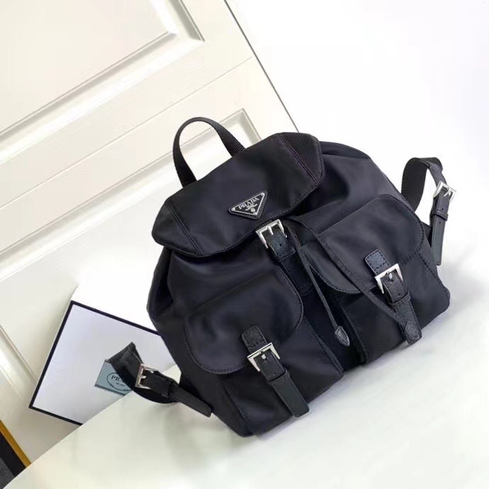 PRADA 1BZ811 ナイロンリュック 軽量 防水 スタイリッシュ