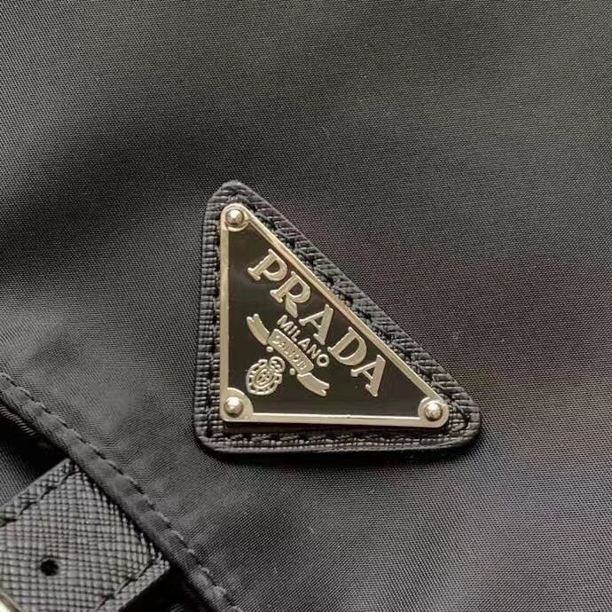 PRADA 1BZ811 ナイロンリュック 軽量 防水 スタイリッシュ