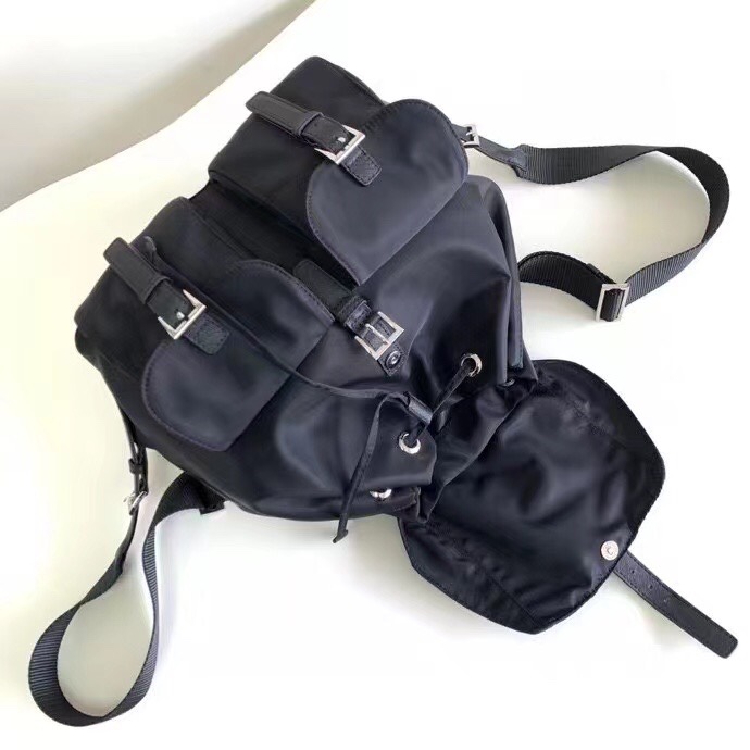 PRADA 1BZ811 ナイロンリュック 軽量 防水 スタイリッシュ