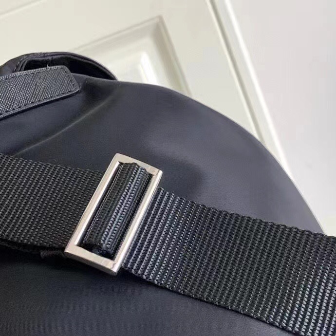 PRADA 1BZ811 ナイロンリュック 軽量 防水 スタイリッシュ
