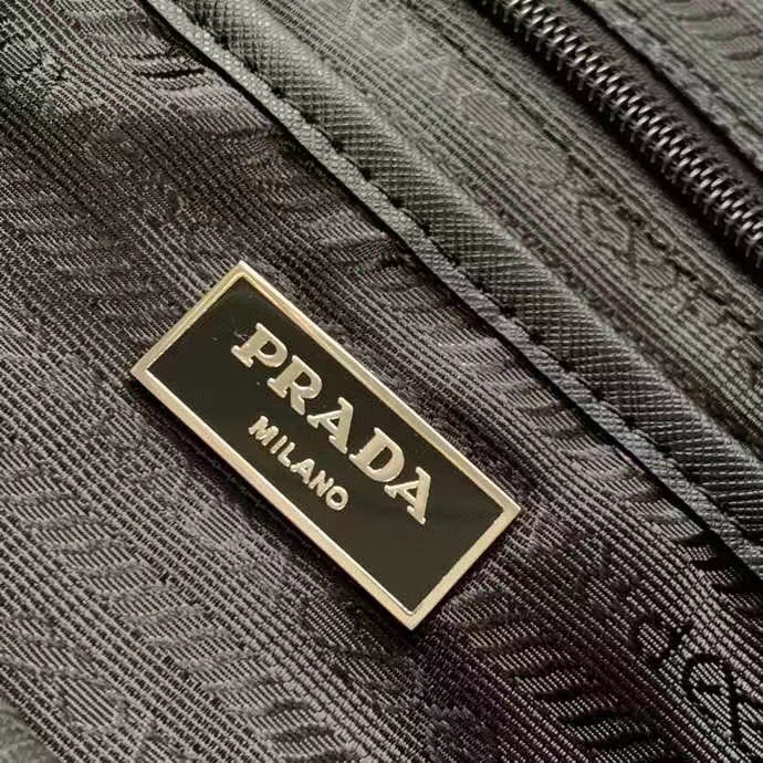 PRADA 1BZ811 ナイロンリュック 軽量 防水 スタイリッシュ