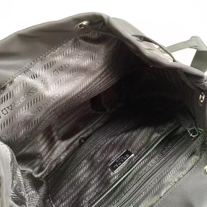 PRADA 1BZ811 ナイロンリュック 軽量 防水 スタイリッシュ