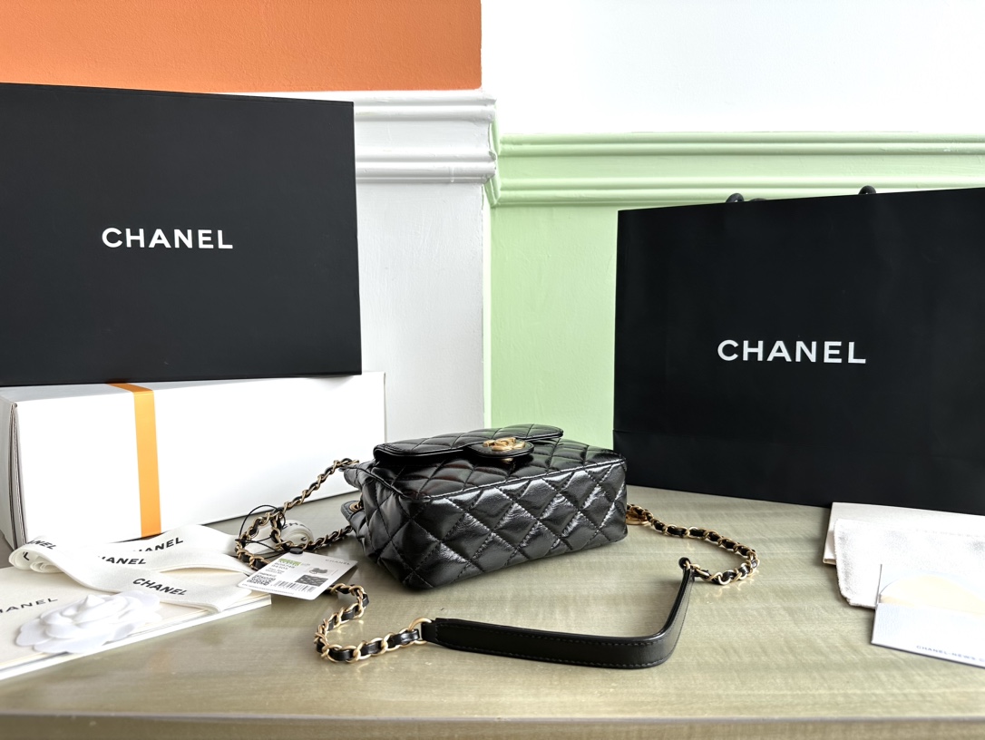 特级白金版Chanel2023早春度假系列中比较受关注的一款包包 🔆油蜡皮稳坐单肩包的天花板 泛着光泽的油蜡皮 4