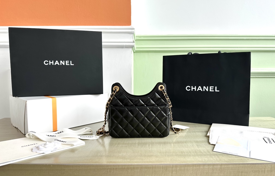 特级白金版Chanel2023早春度假系列中比较受关注的一款包包 🔆油蜡皮稳坐单肩包的天花板 泛着光泽的油蜡皮 2