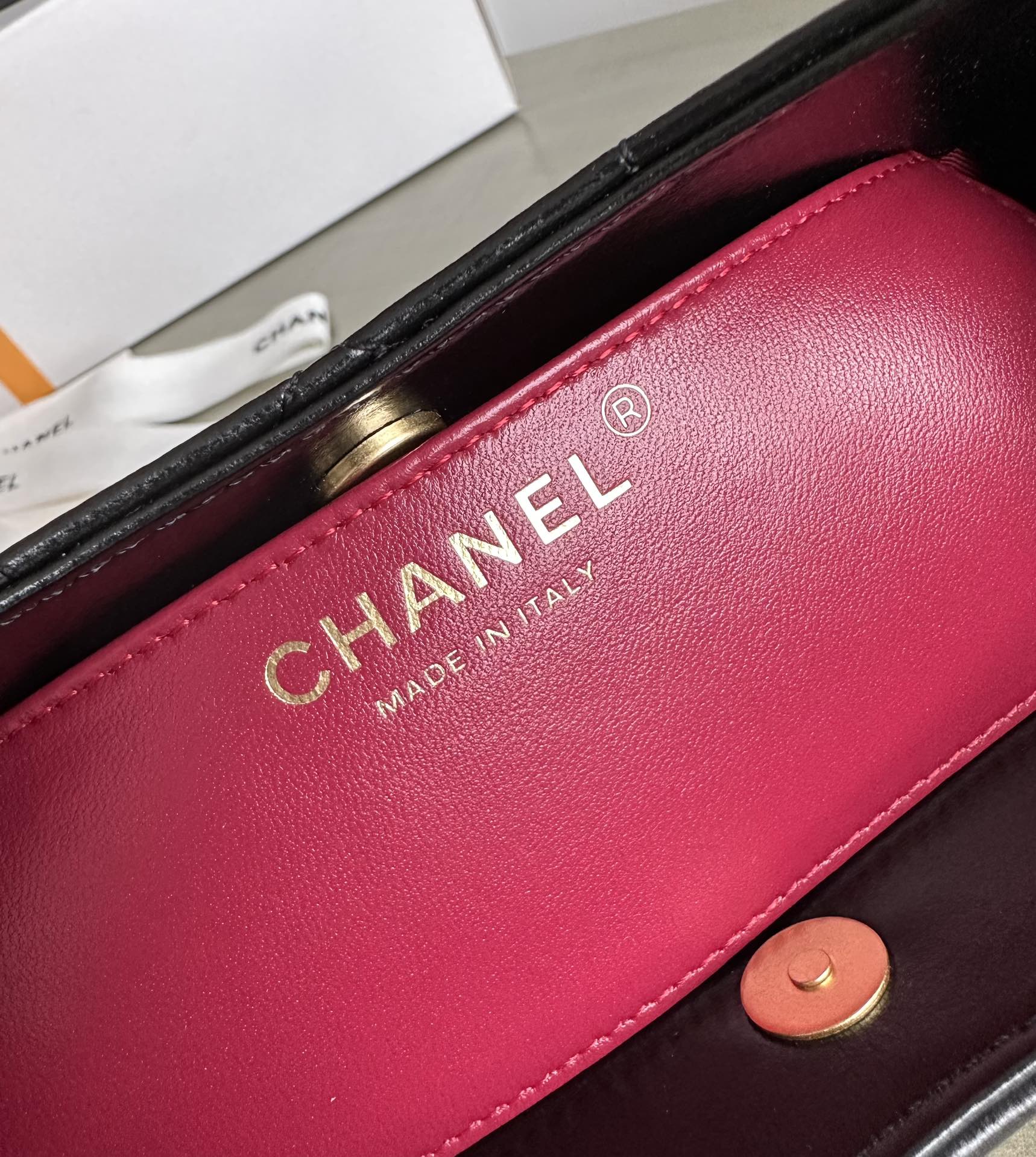 特级白金版Chanel2023早春度假系列中比较受关注的一款包包 🔆油蜡皮稳坐单肩包的天花板 泛着光泽的油蜡皮 8